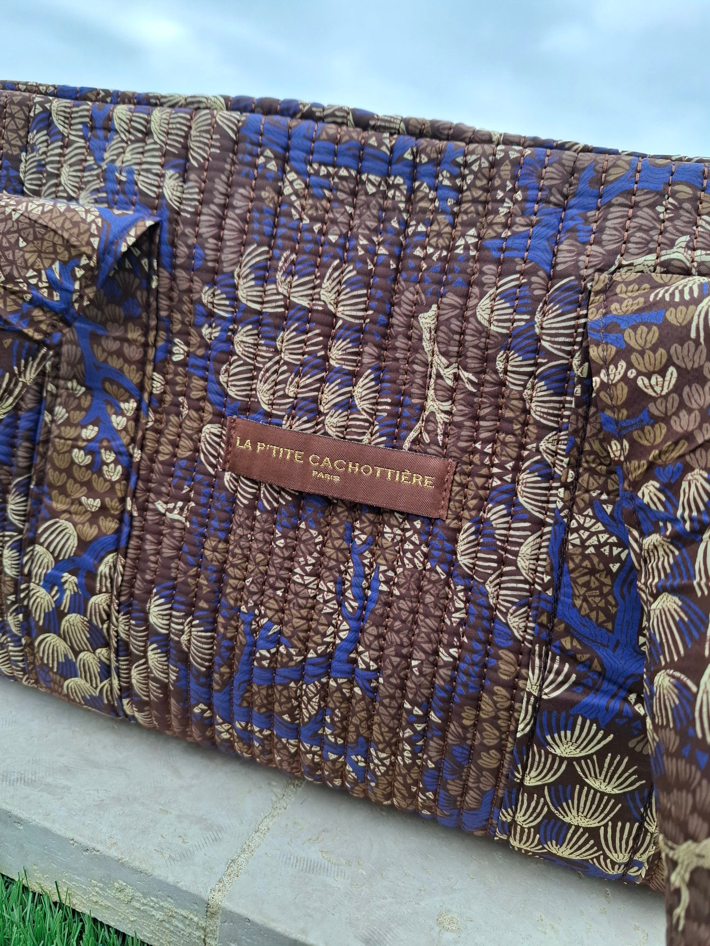 Sac week-end polochon en coton matelassé marron liberty fleuris beige et bleu
