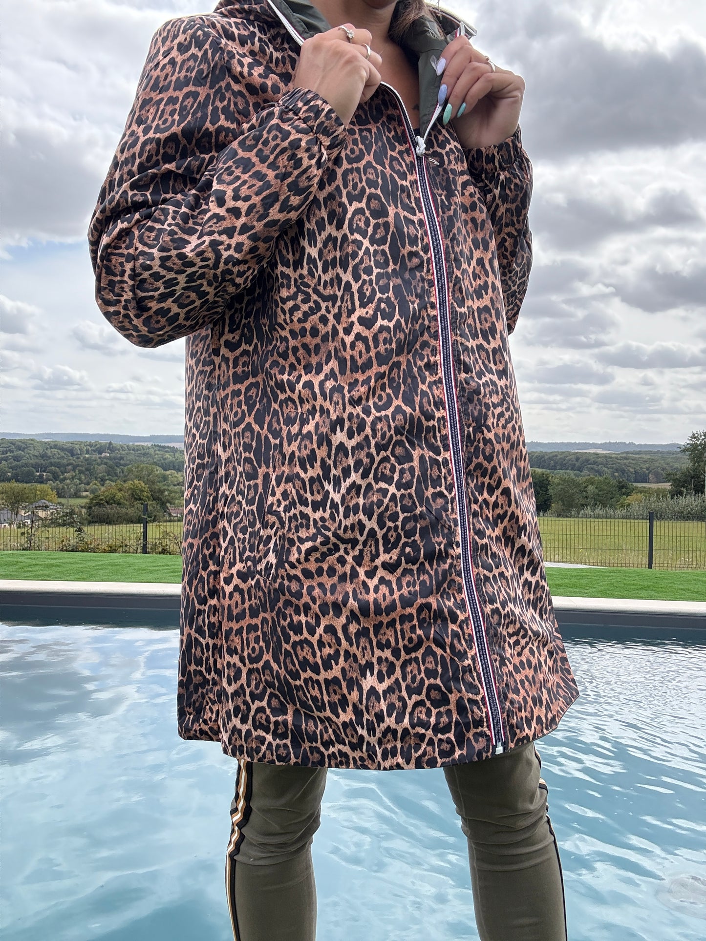New Lolo - Imperméable réversible long sans garnissage ouate couleur kaki/léopard - Curvy