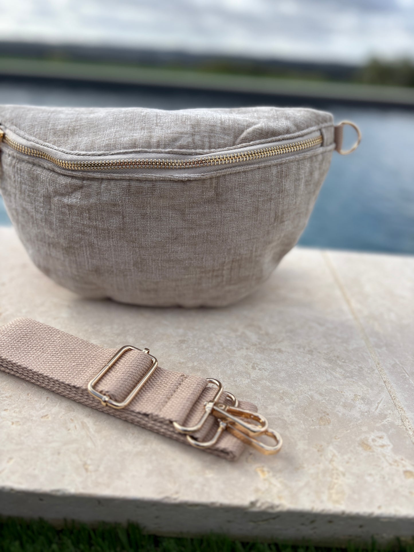 Sac banane en tissu velours texturé beige gris