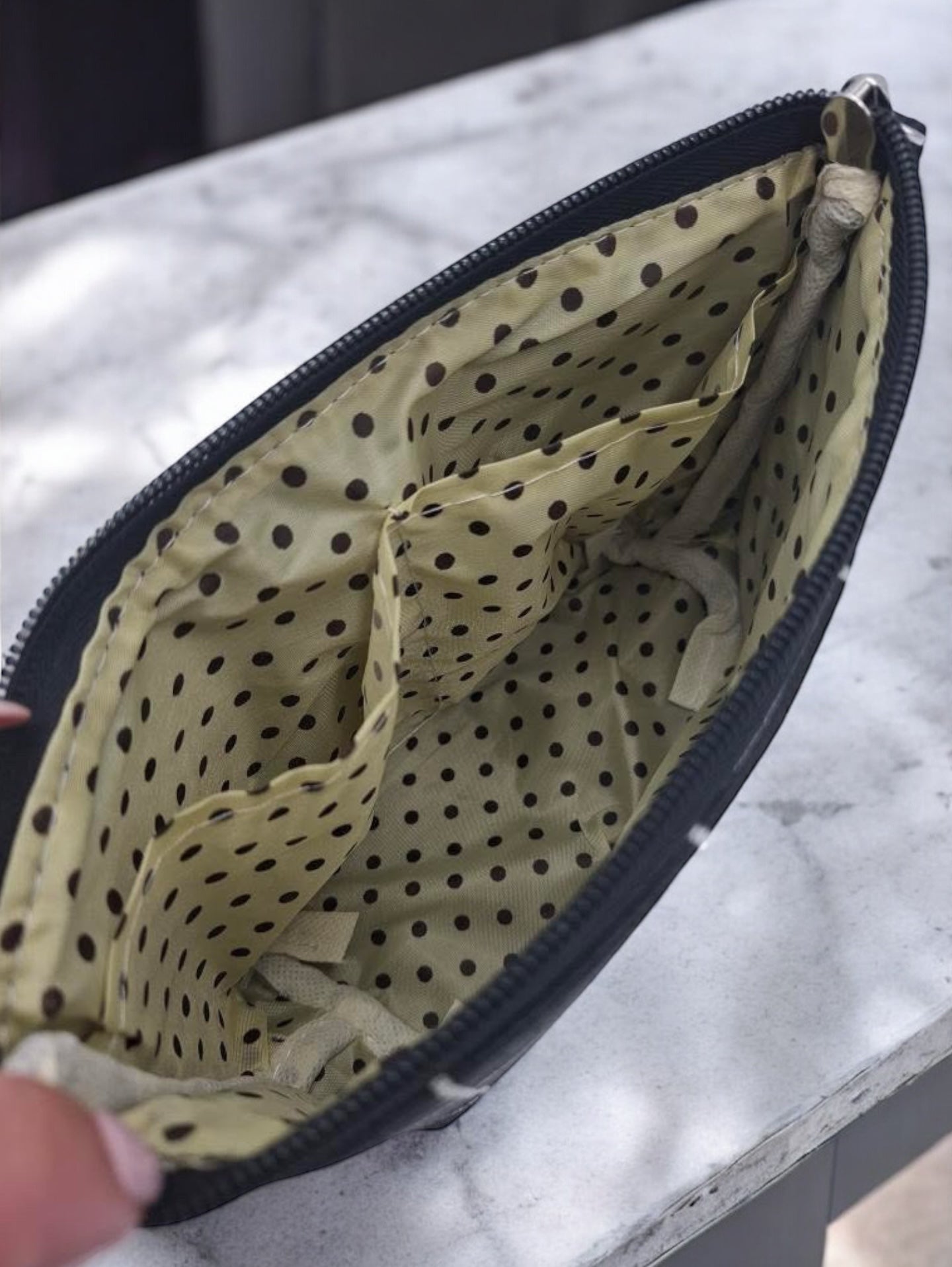 Trousse en coton motif à carreaux blancs sur un fond noir
