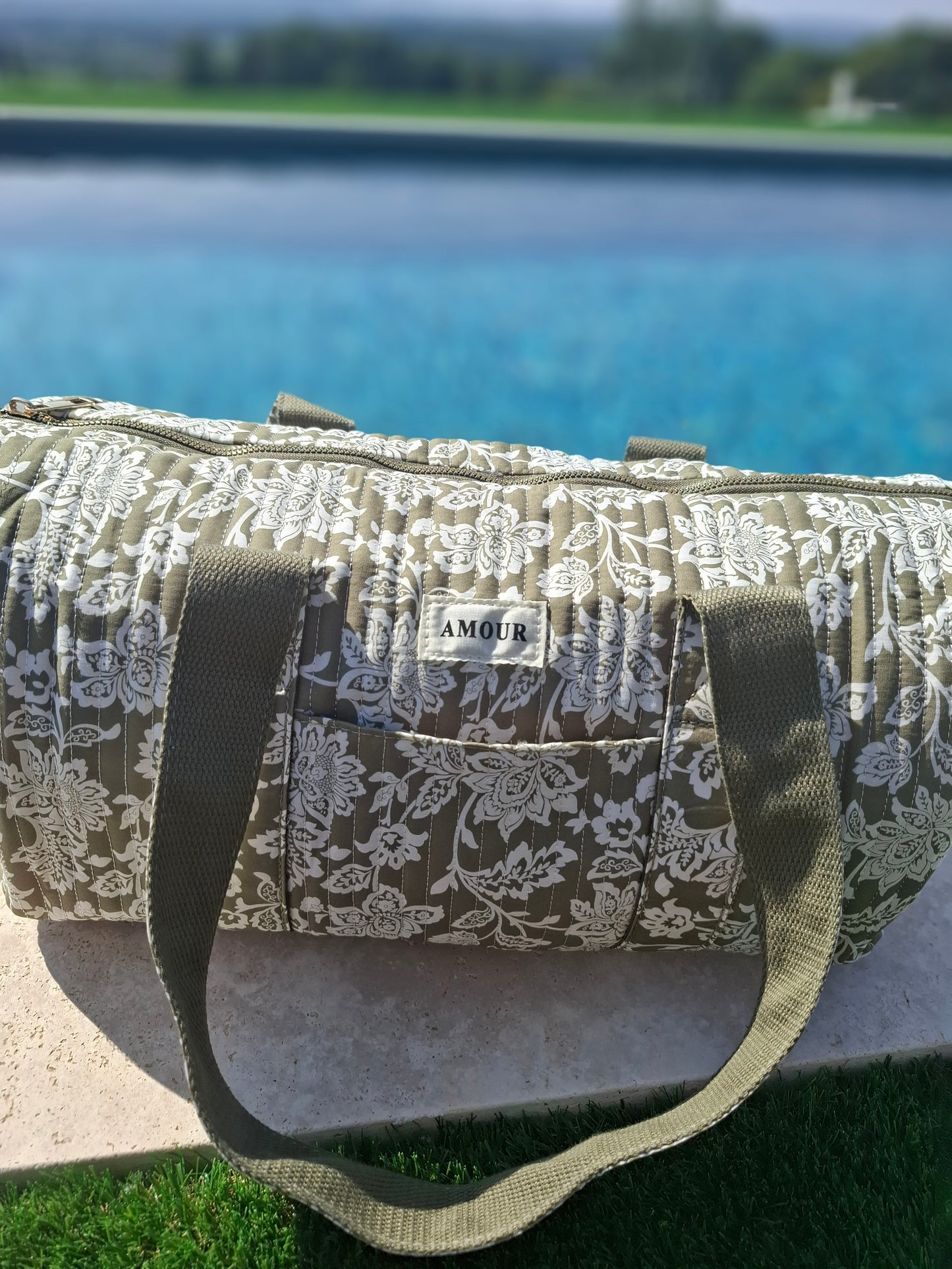 Sac polochon en coton matelassé liberty toile de jouy fleuri vert kaki et blanc