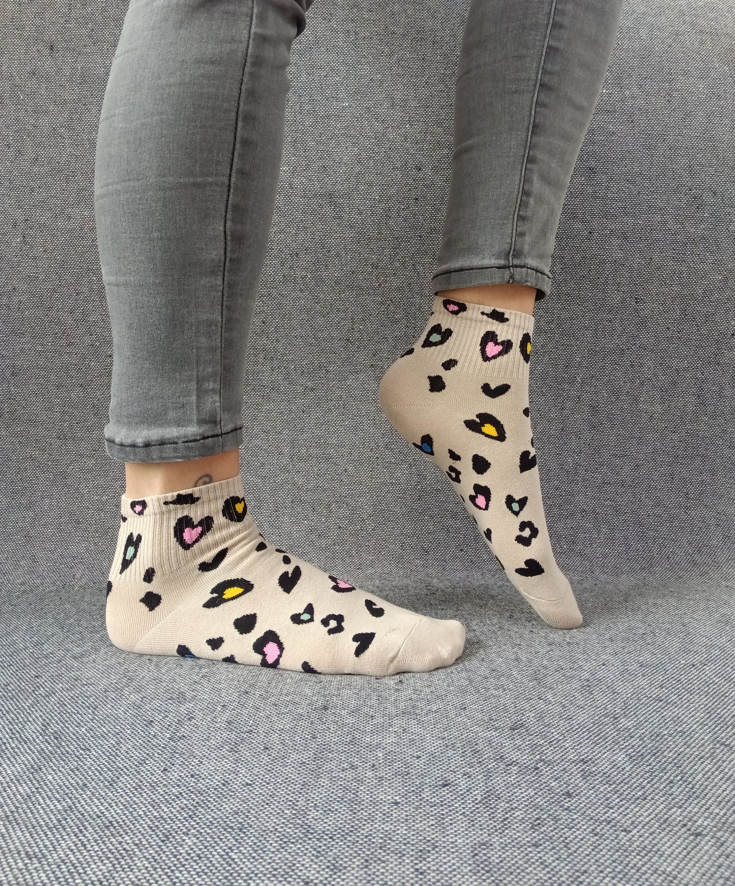 Paire de chaussettes beige en coton à motifs coeurs colorés