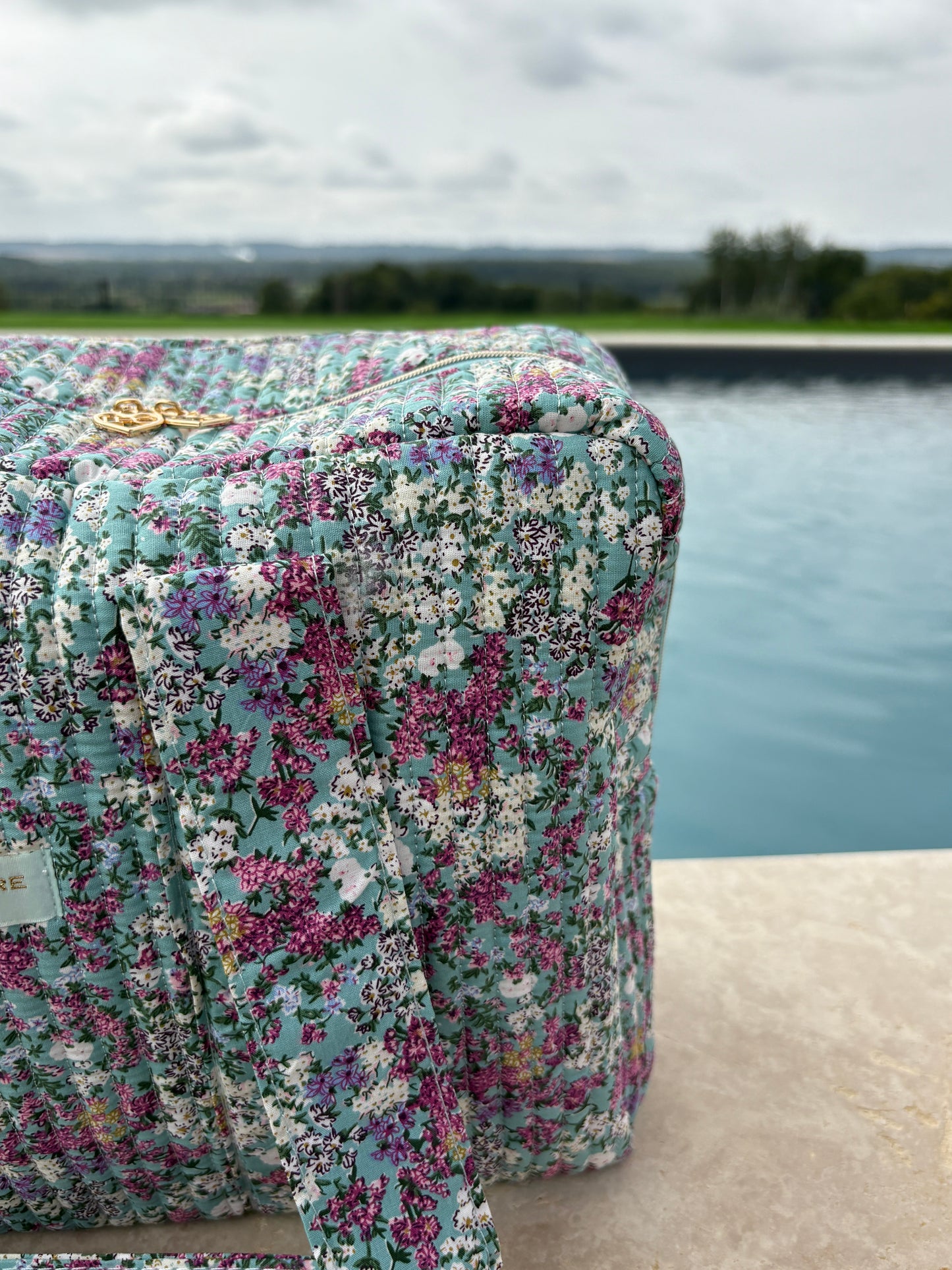 Sac week-end polochon en coton matelassé multicolore liberty fleuri rouge et blanc