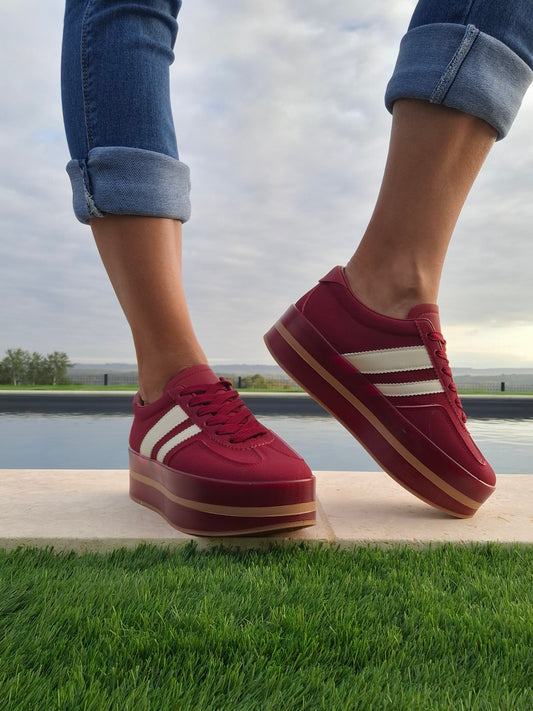 Chaussures baskets basses compensées rouge bordeaux avec bandes blanches style sneakers campus