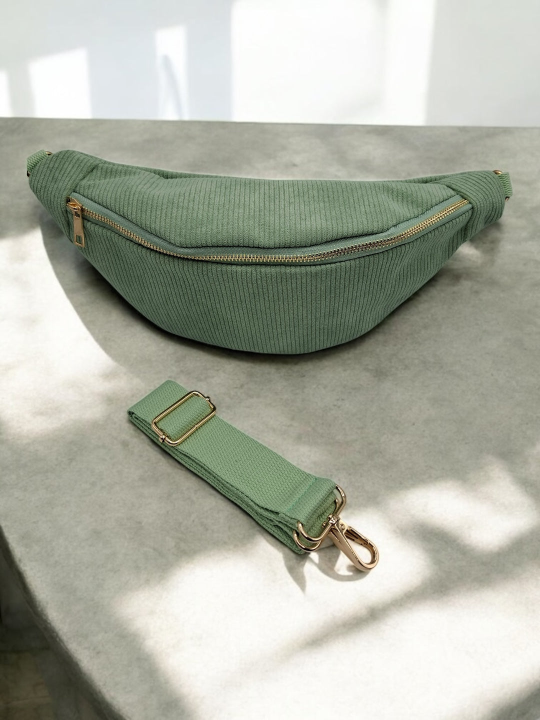 Sac banane velours cotelé vert d’eau