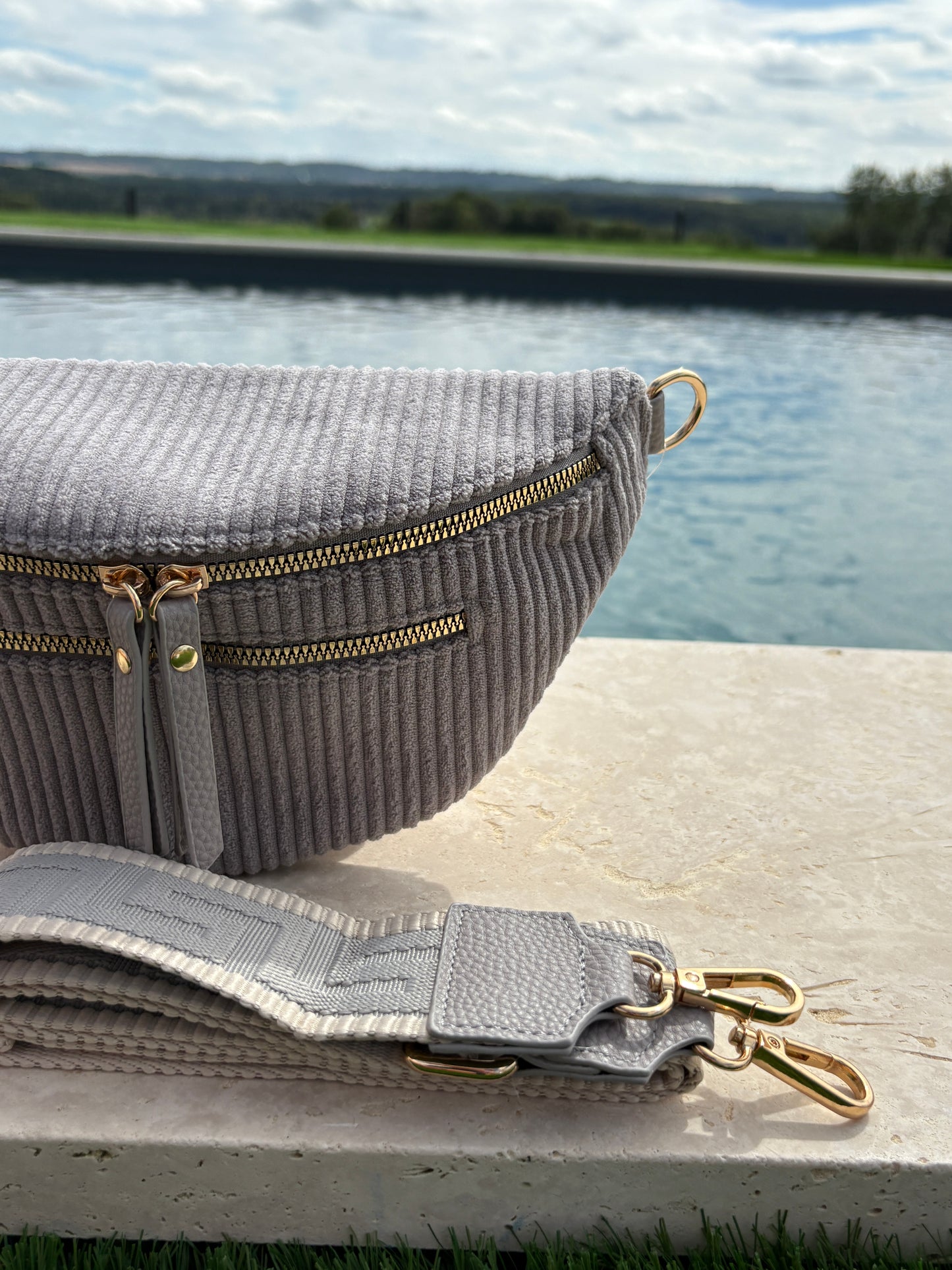 Sac banane velours côtelé 2 poches gris sangle fantaisie