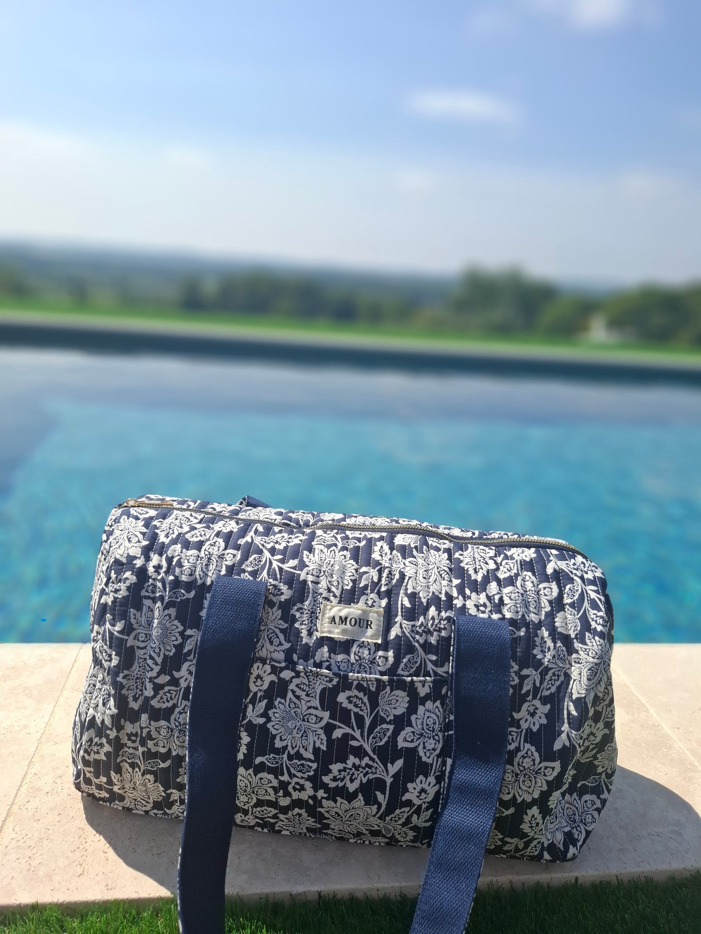 Sac polochon en coton matelassé liberty fleuri toile de jouy bleu marine et blanc