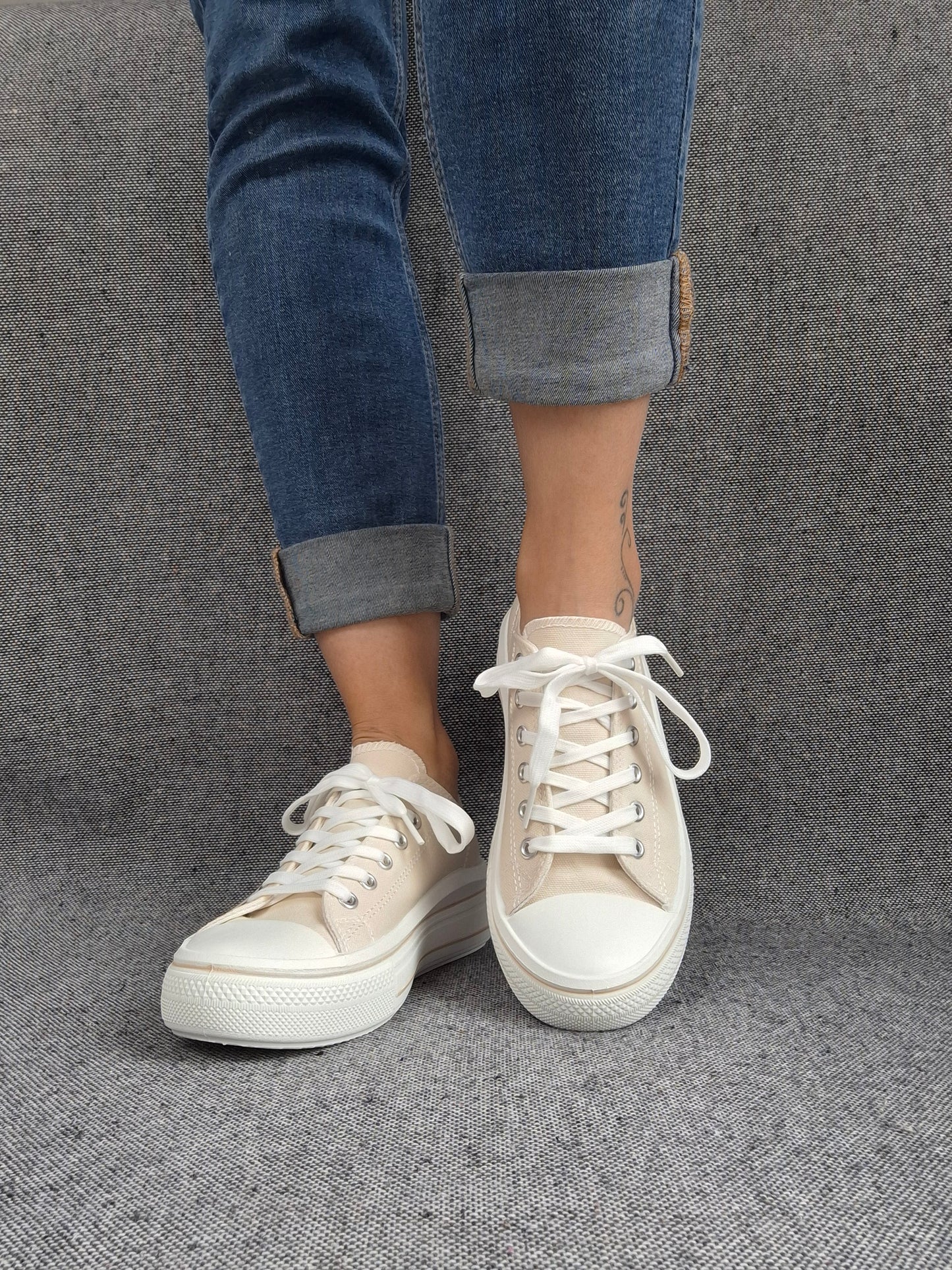 Chaussures baskets en toile beige clair semelle compensée style converse