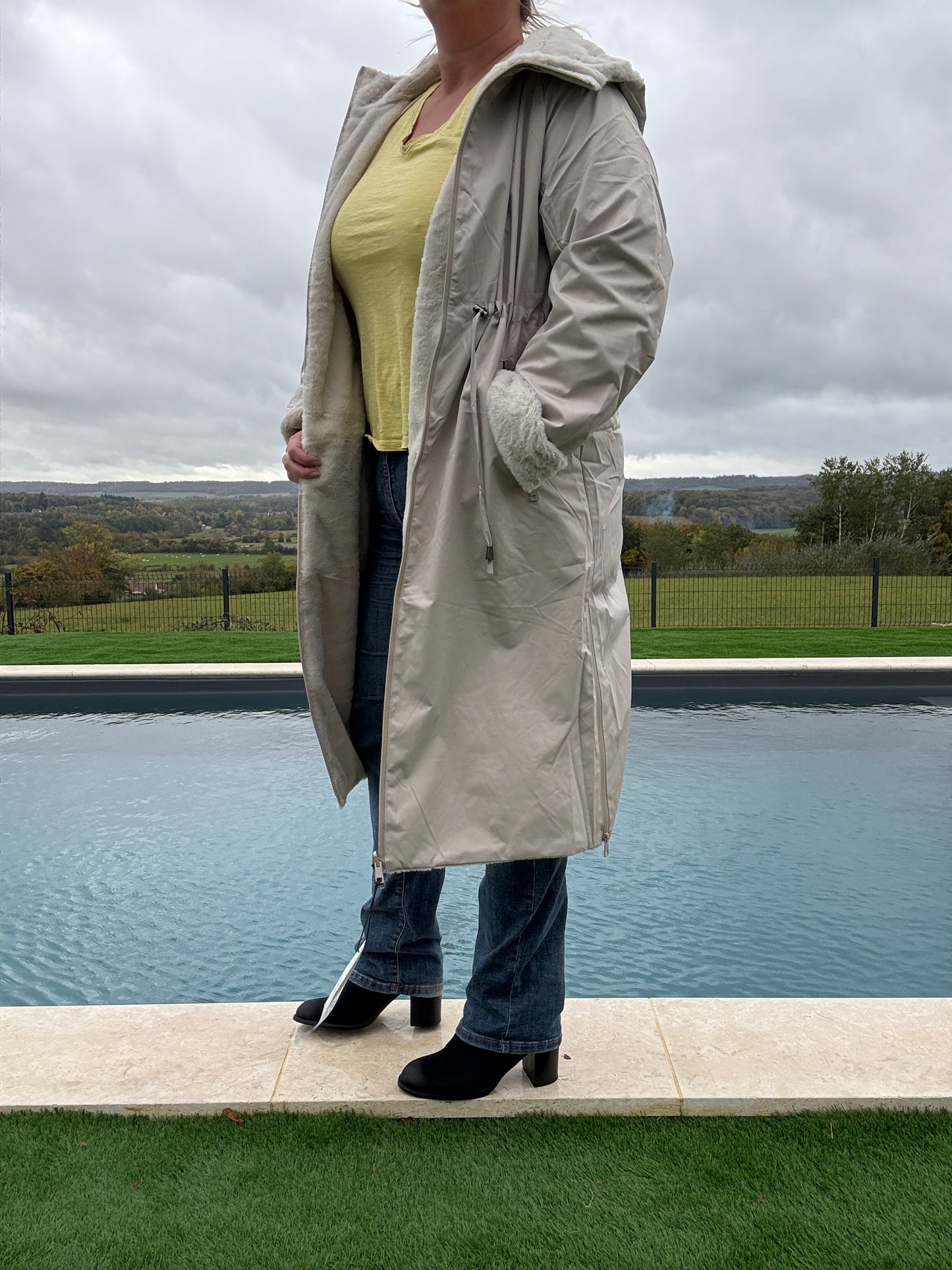 Melya Melody - Manteau long réversible blanc crème fausse fourrure avec capuche et cordons de serrage à la taille