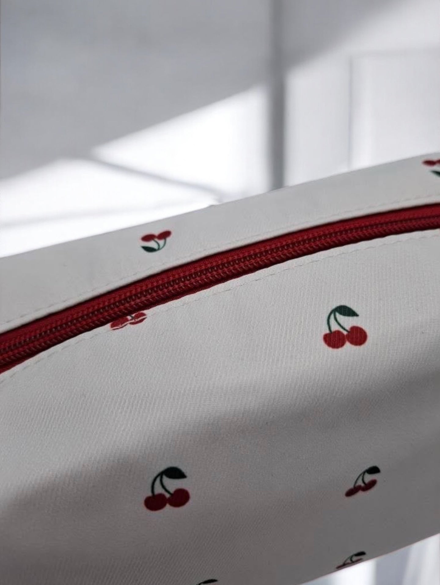 Trousse en tissu imperméable blanc motifs cerises
