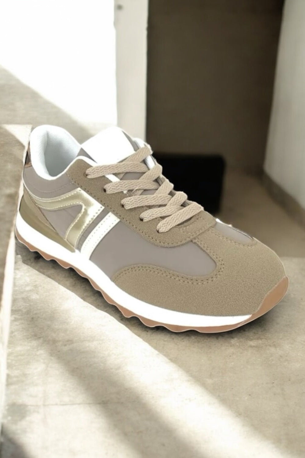 Chaussures baskets kaki et taupe avec un motif doré style sneakers new balance