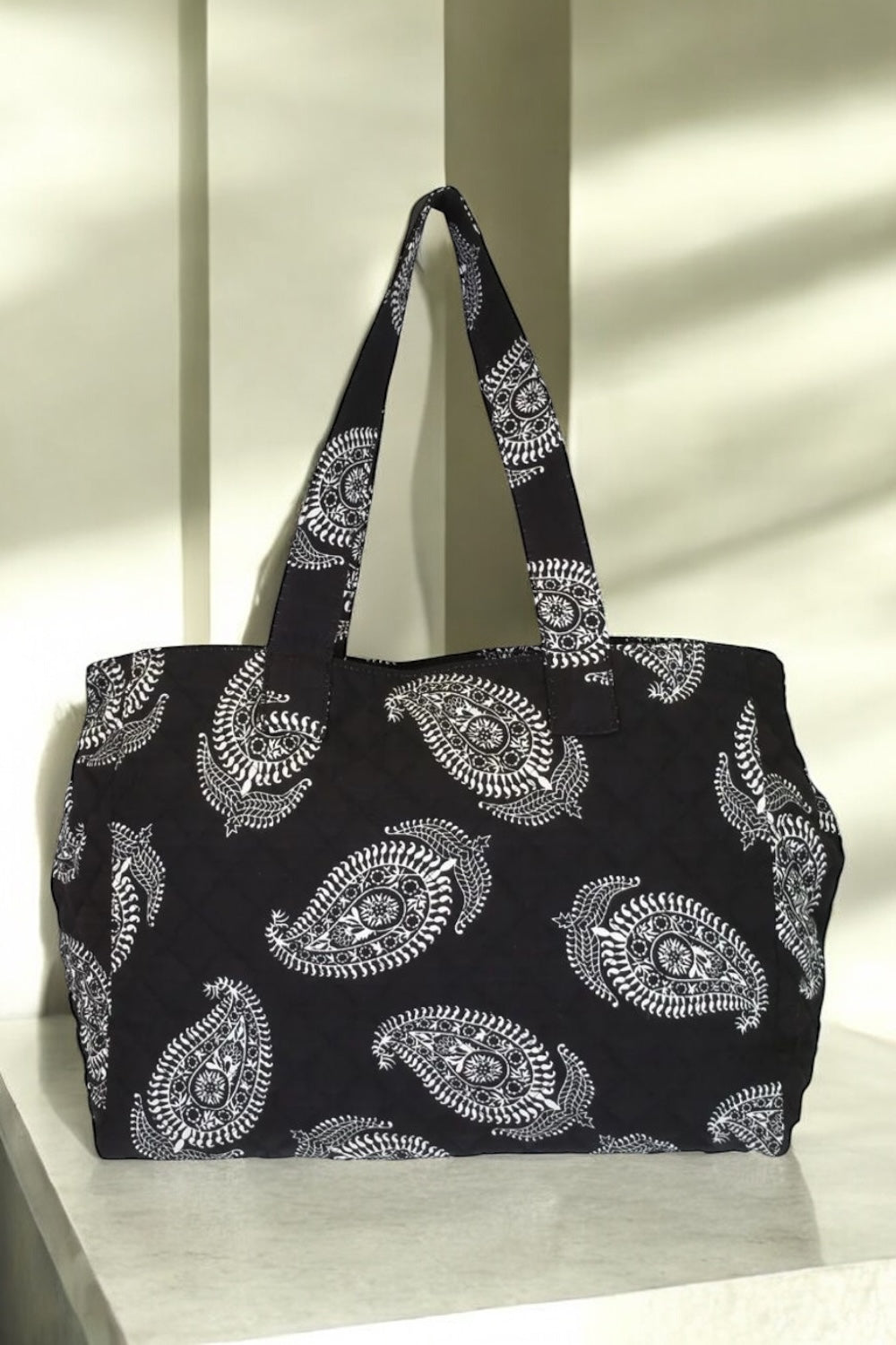 Sac week-end de voyage polochon noir coton design imprimé avec un motif paisley blanc