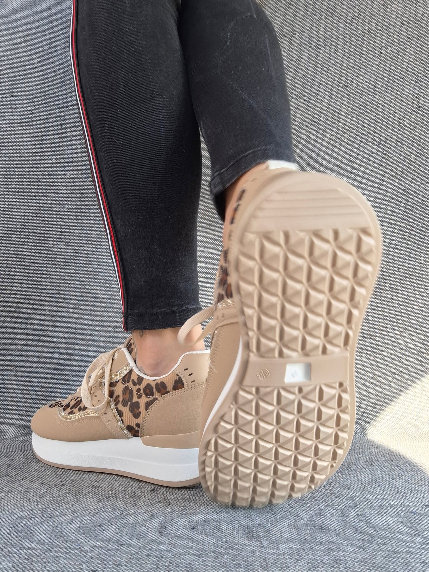 Chaussures baskets en tissu beige léopard avec une bande argentée pailletée style sneakers
