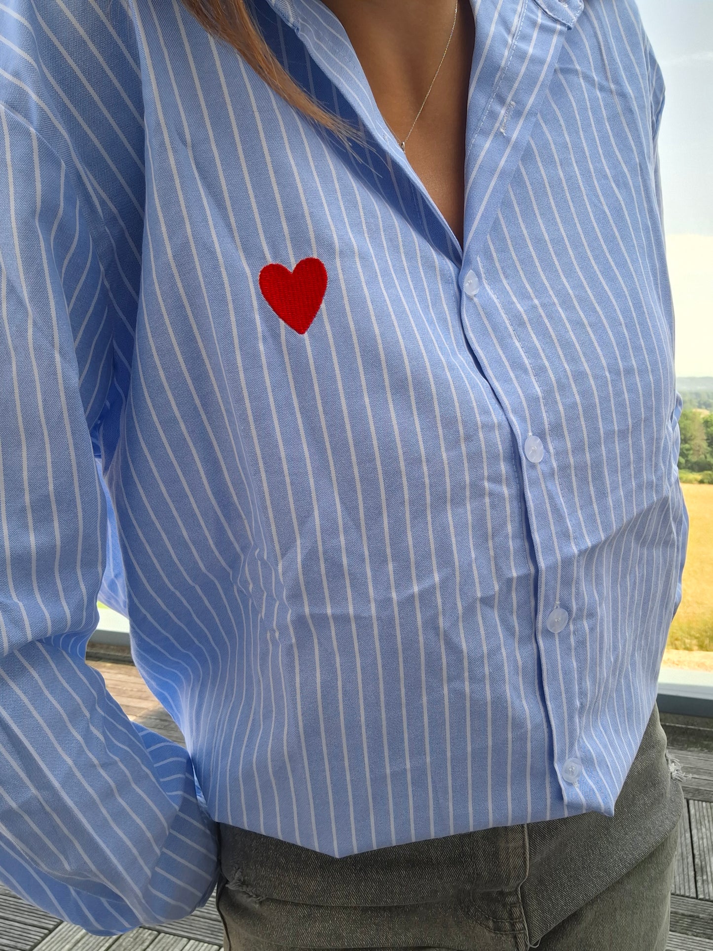 Chemise coton manches longues rayée bleue avec un cœur rouge