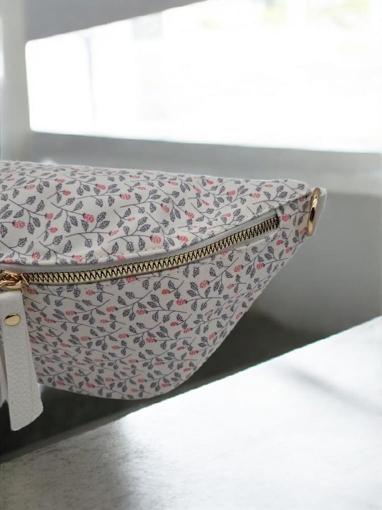 Sac banane en tissu coton liberty blanc motif floral tons rose et gris