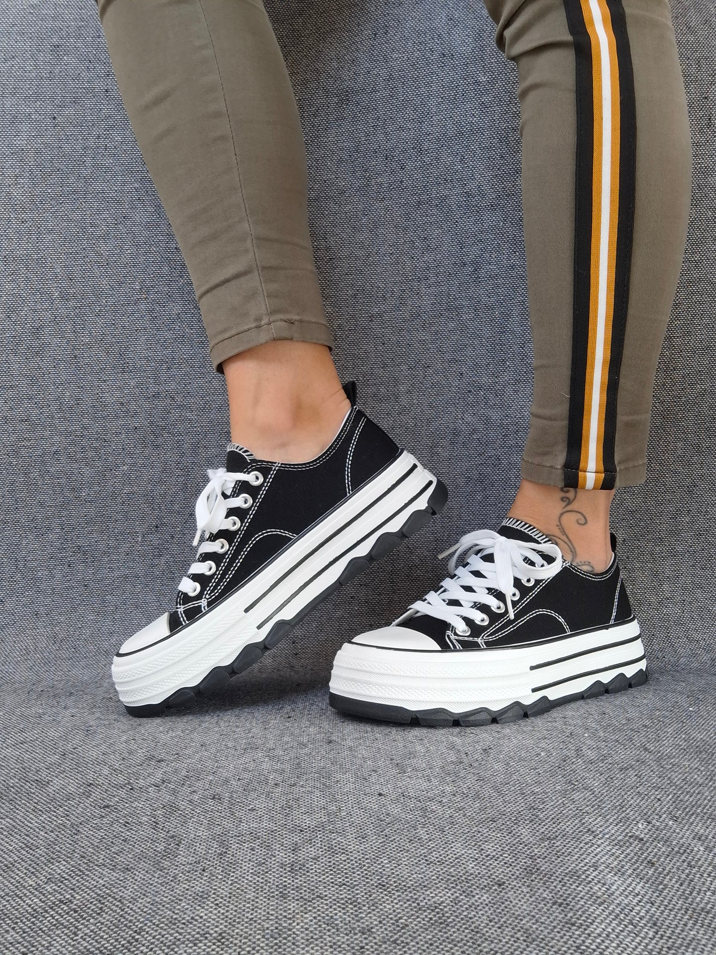 Chaussures baskets noires et blanches semelles plate-forme tout terrain style converse