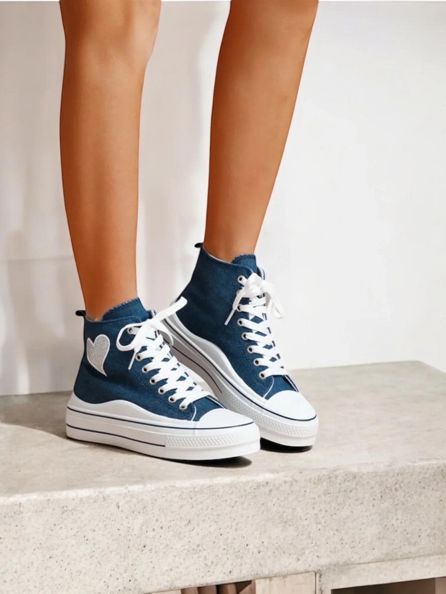 Chaussures baskets hautes bleu marine avec motif cœur argenté style converse
