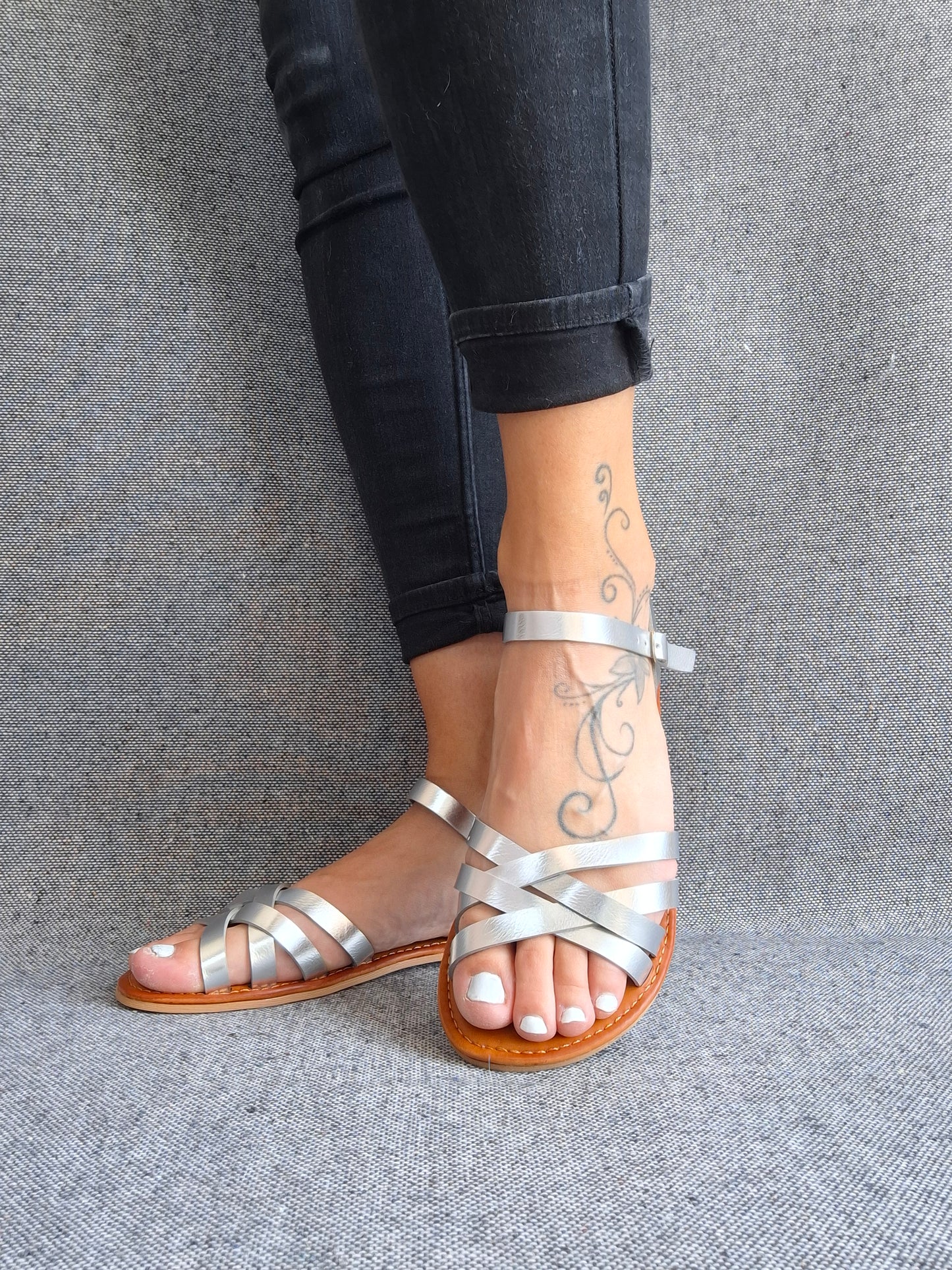 Chaussures sandales plates à brides entrecroisées argent