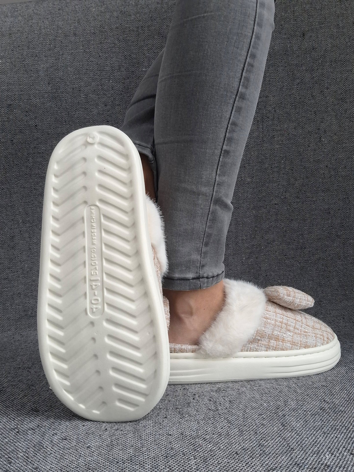 Chaussons fourrés beige et blanc en tissu à carreaux avec noeud