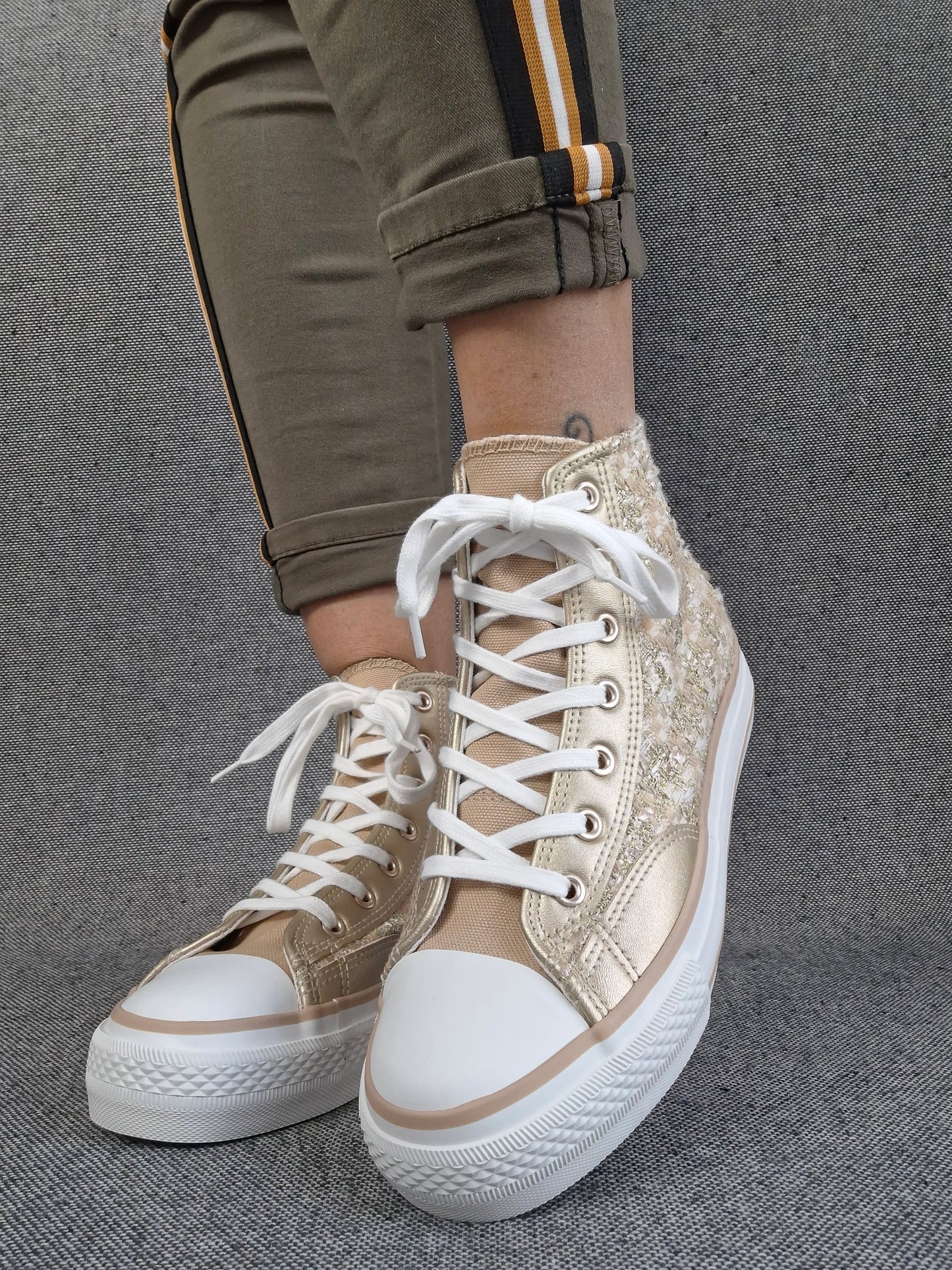 Chaussures baskets hautes en tweed doré style converse