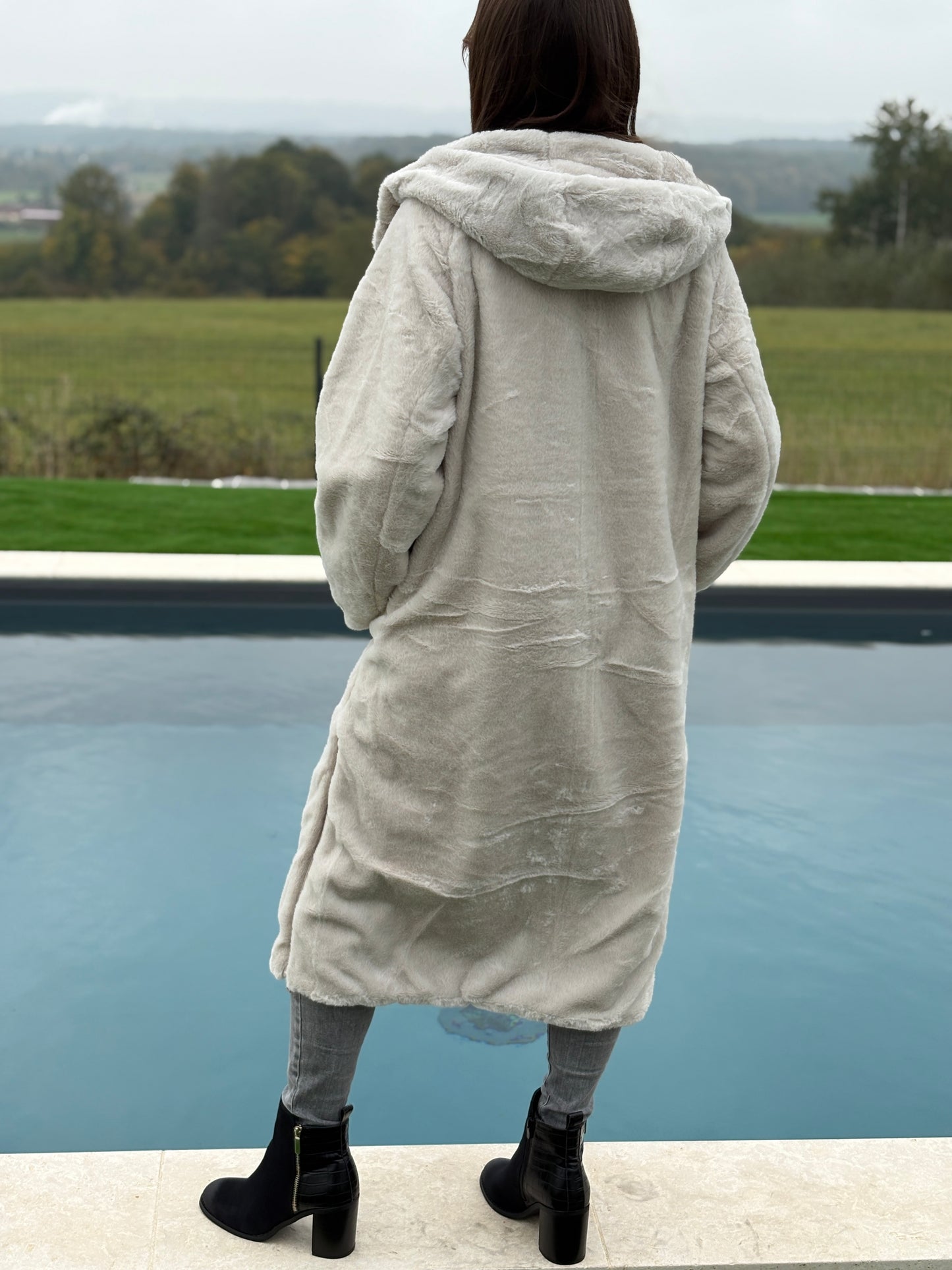 Melya Melody - Manteau long réversible blanc crème fausse fourrure avec capuche et cordons de serrage à la taille