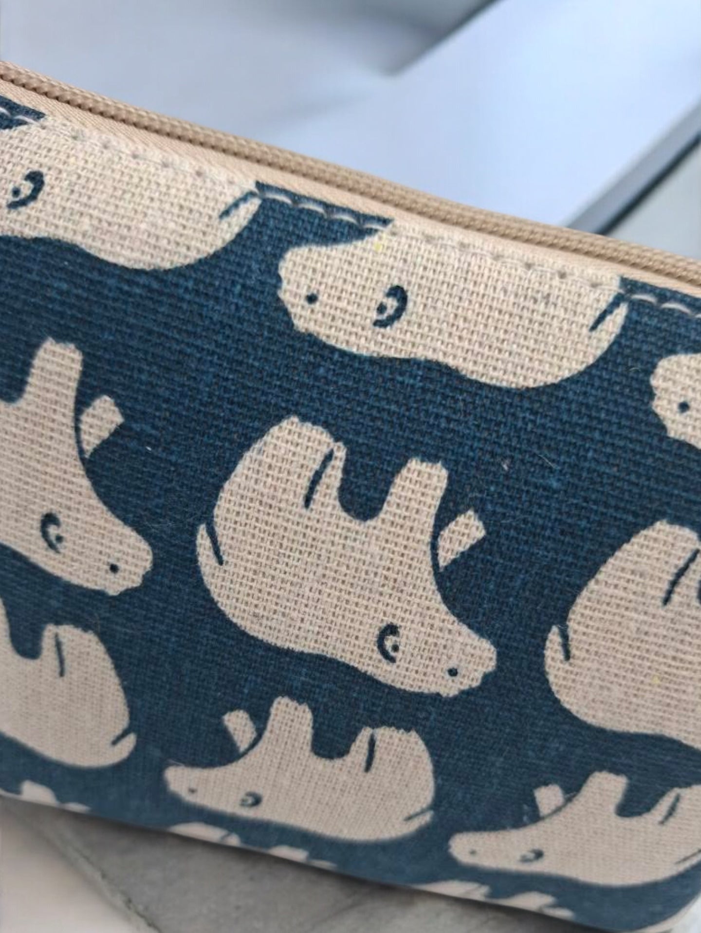 Trousse en coton motif ours polaires blancs sur fond bleu