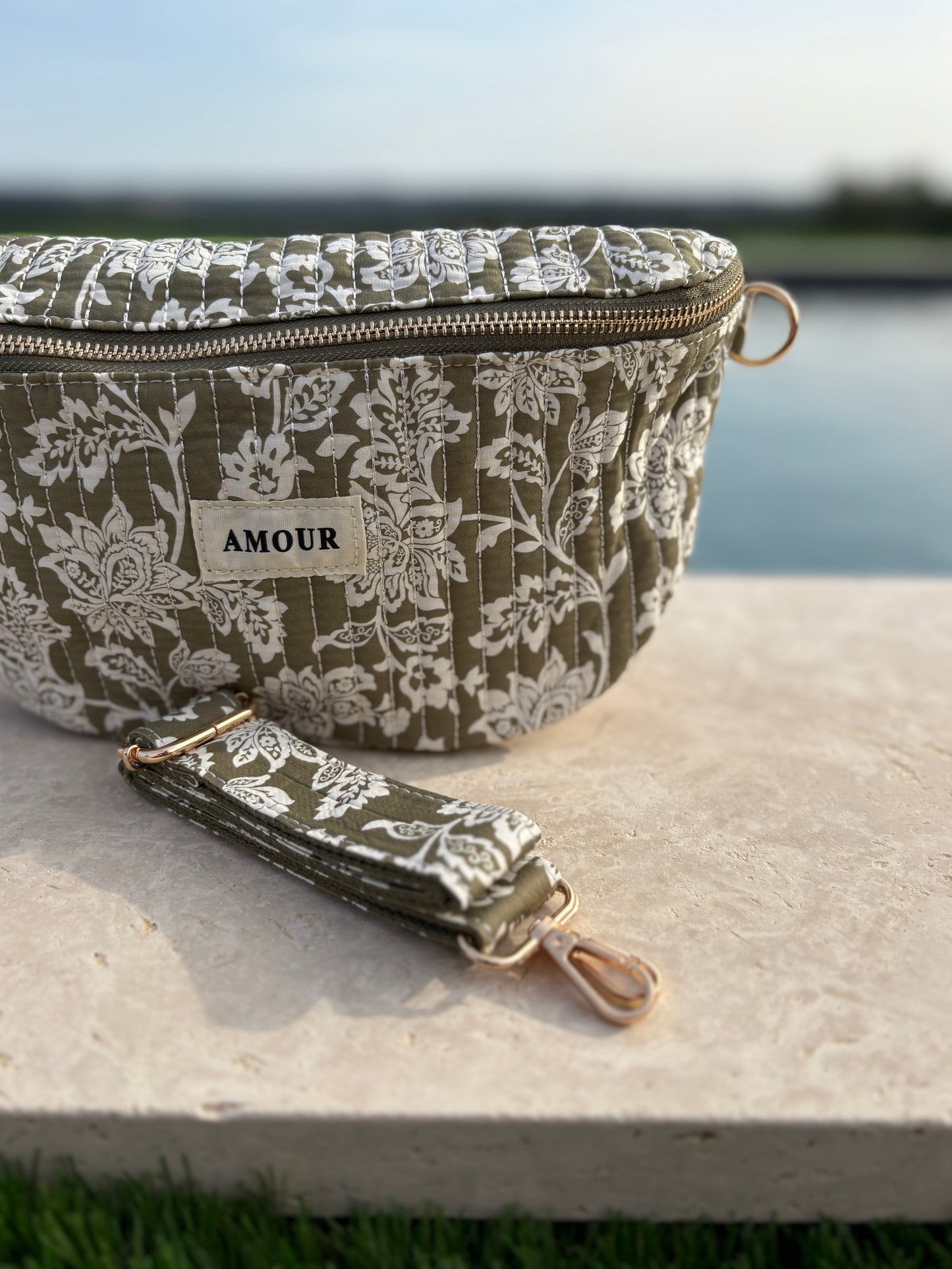 Sac banane coton matelassé liberty toile de jouy fleuri vert kaki et blanc