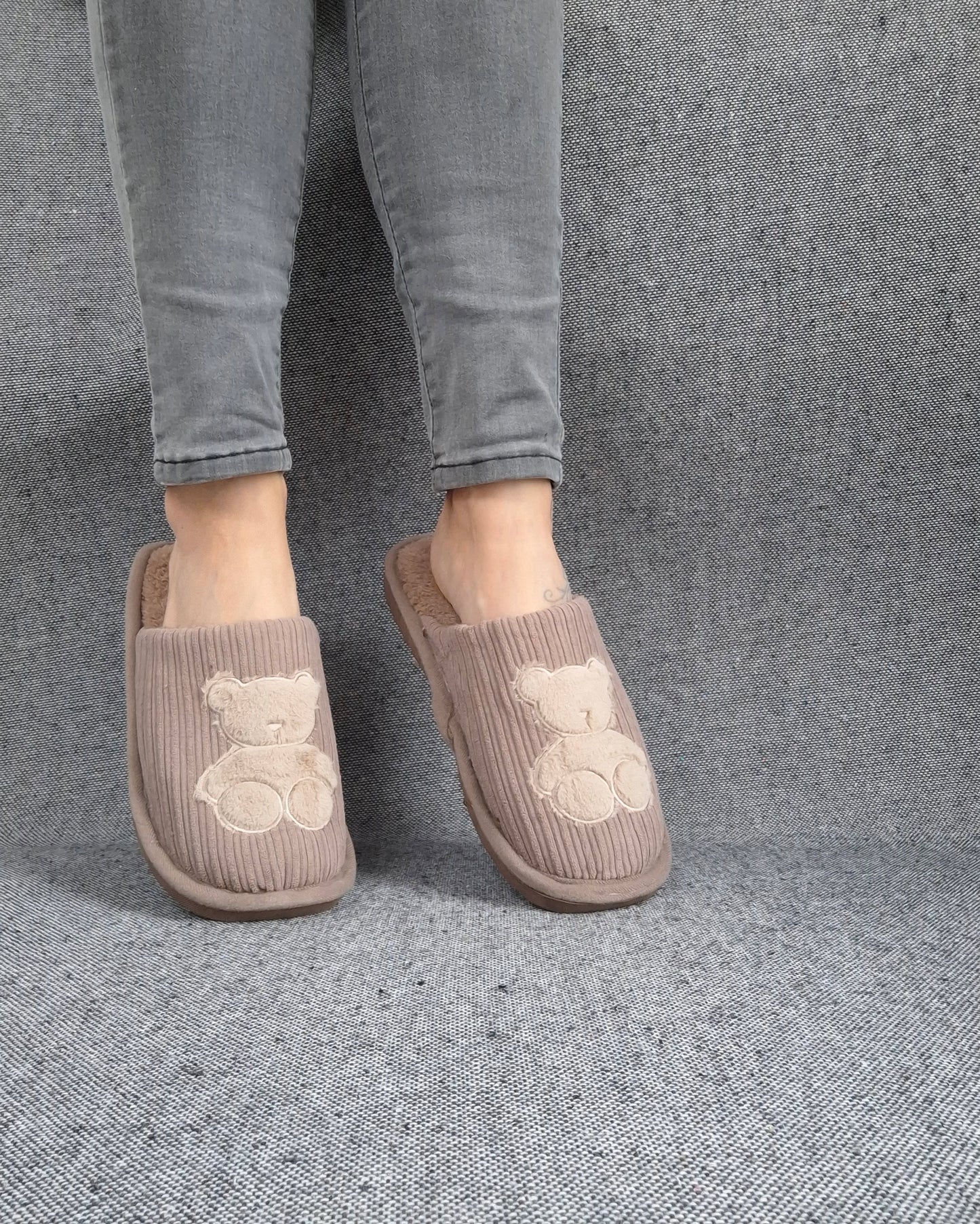 Chaussons fourrés marron en tissu avec motif ours