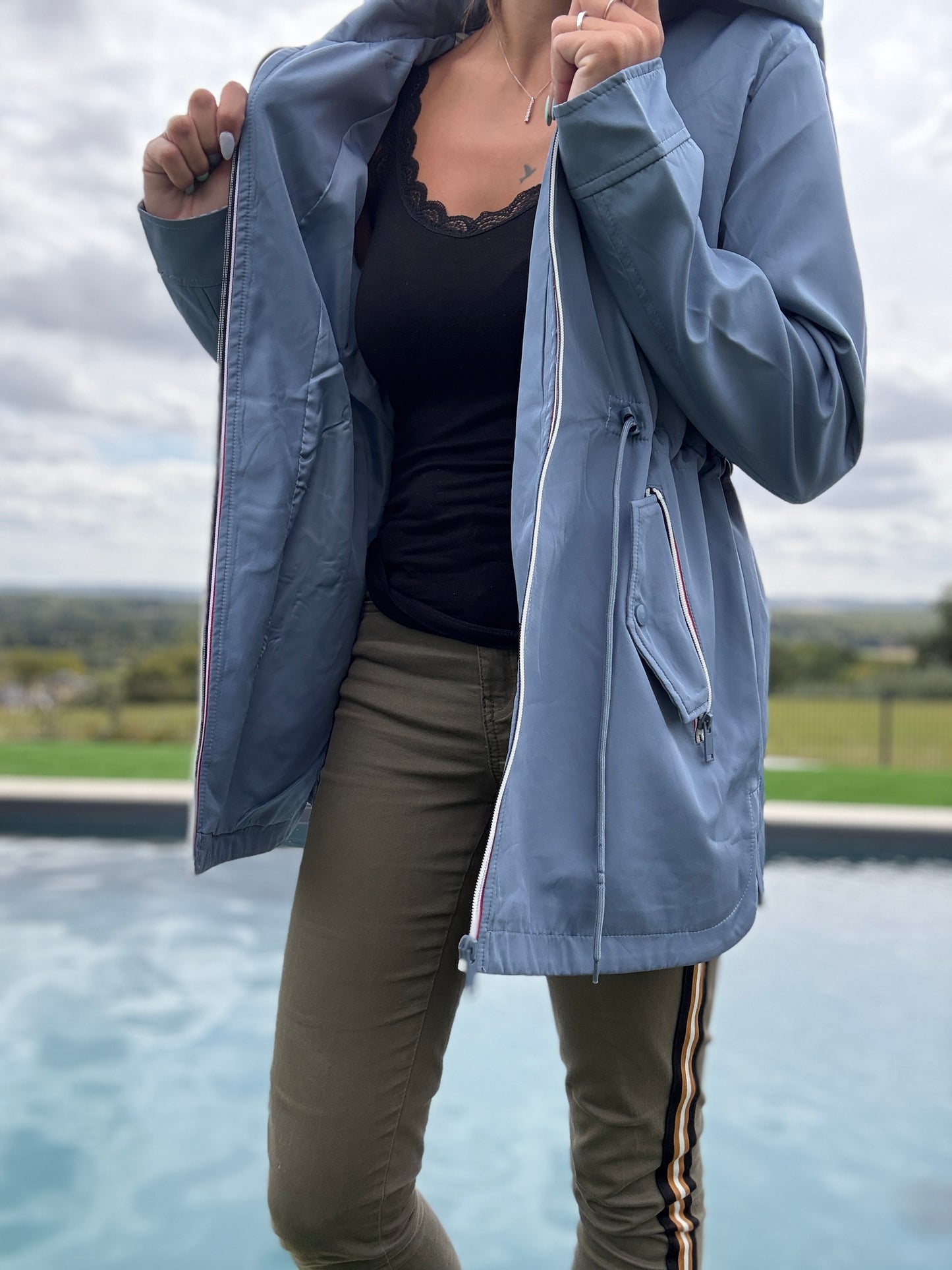 New Lolo - Manteau mi long deperlant léger bleu clair capuche intérieur marin rayé bleu clair blanc
