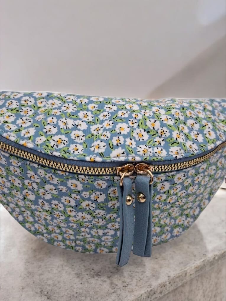 Sac banane en tissu coton liberty bleu motif fleuri blanc