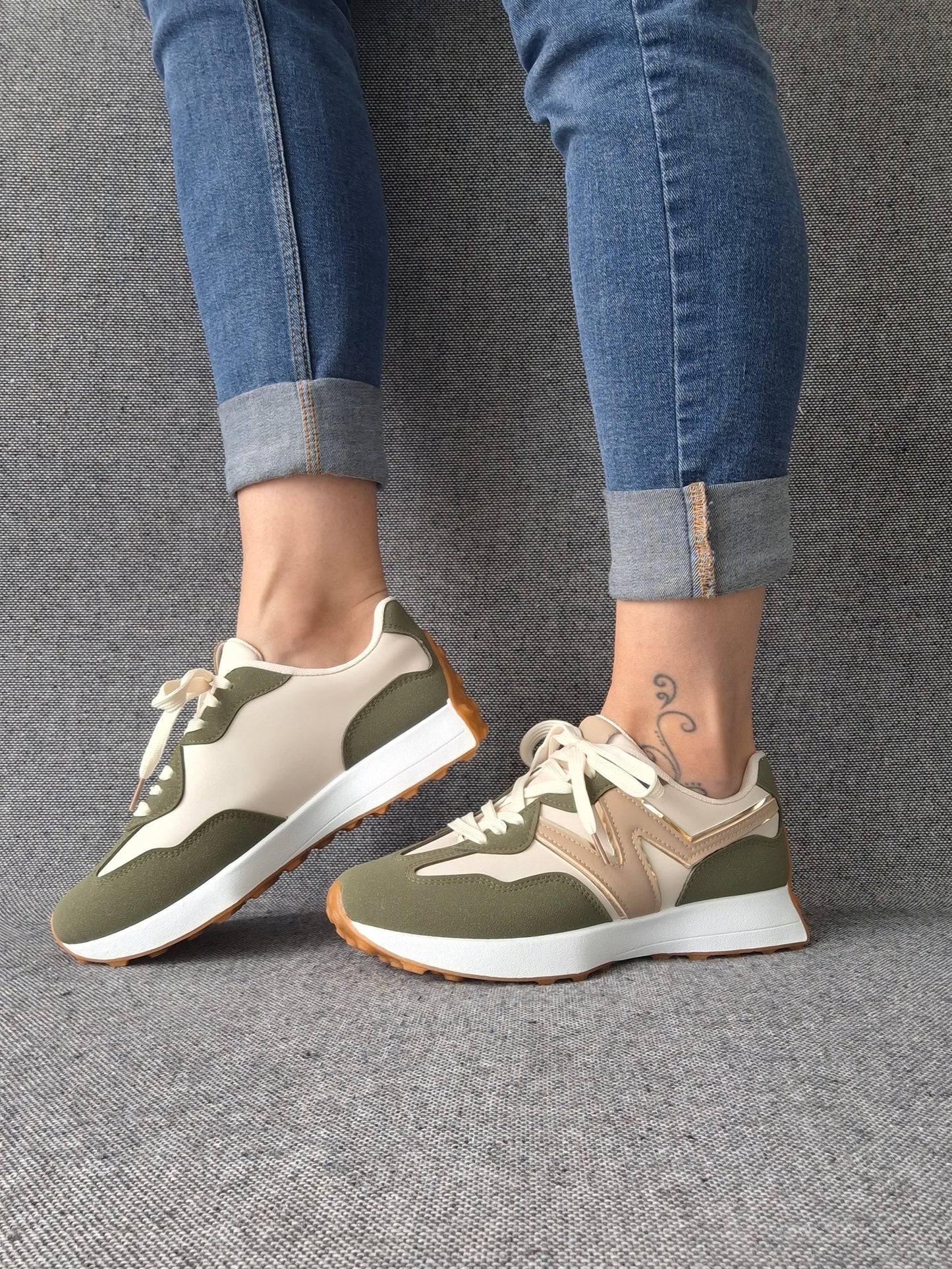 Chaussures baskets en tissu beige et kaki rehaussée par un motif taupe style sneakers