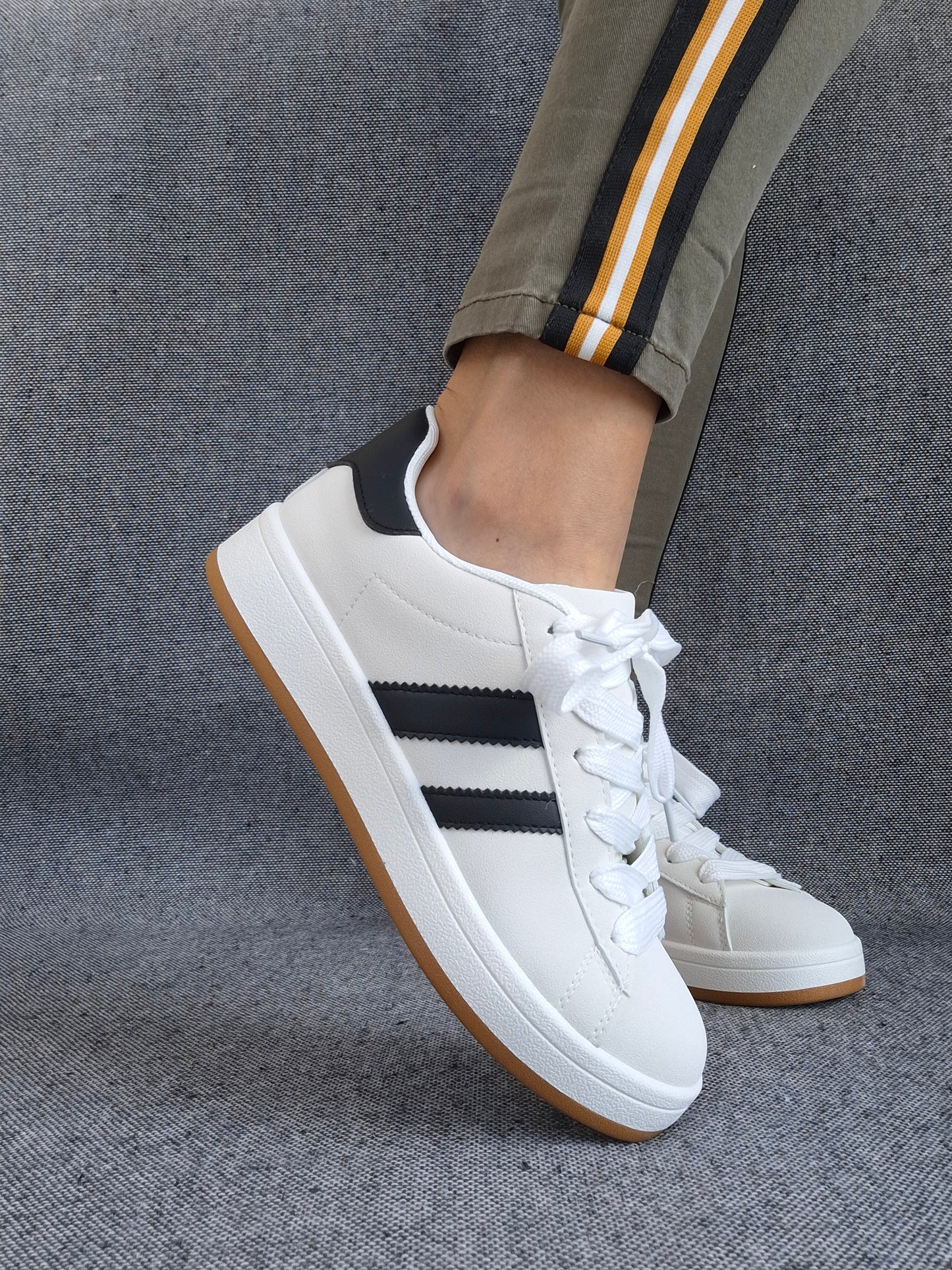 Chaussures baskets basses blanches à rayures noires style campus