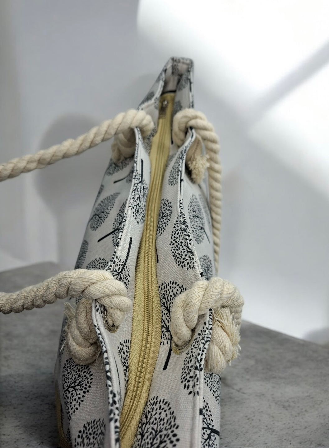 Sac à main de plage porté à l’épaule blanc motifs arbres