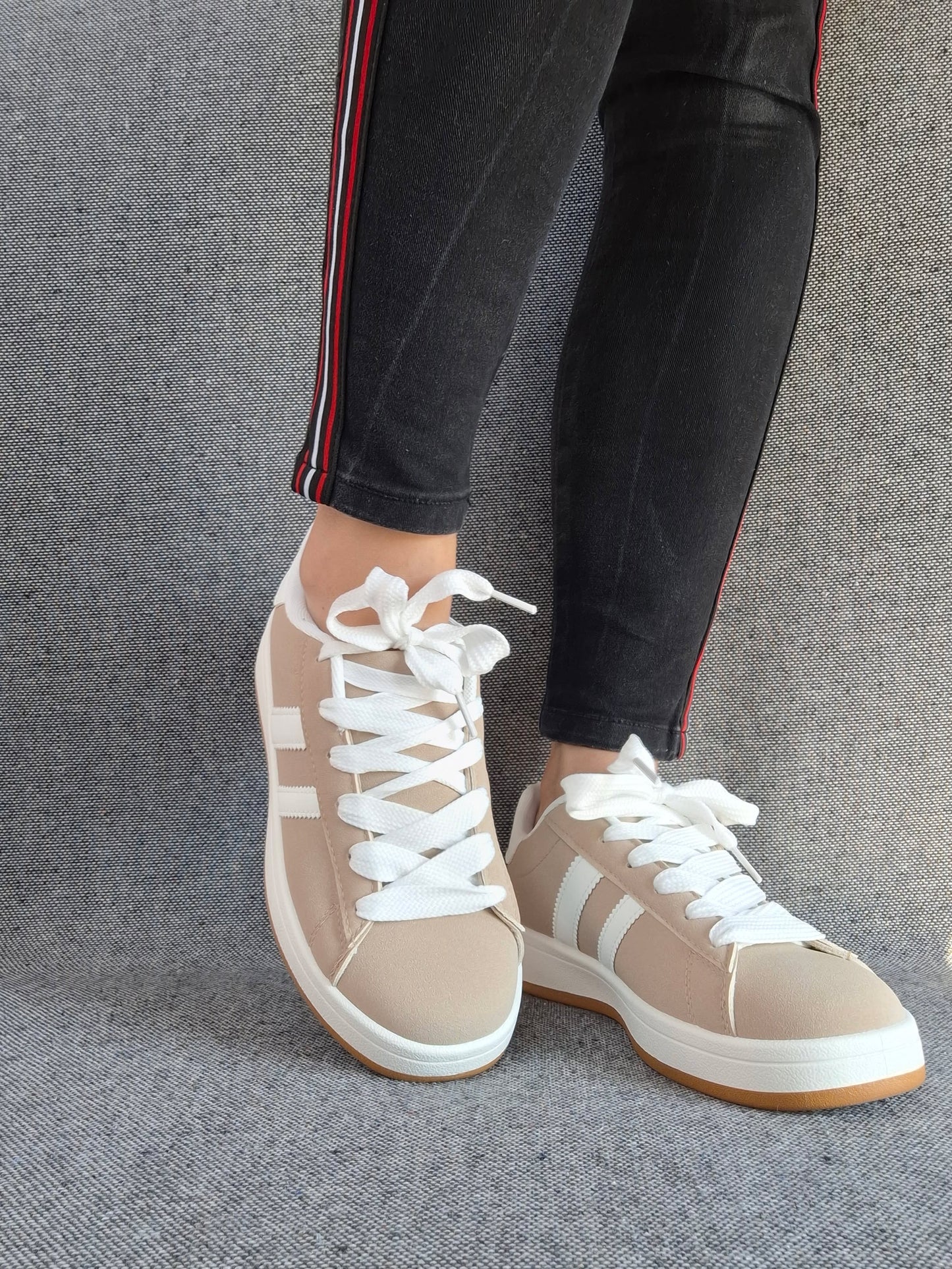 Chaussures baskets basses taupe avec bandes blanches style campus