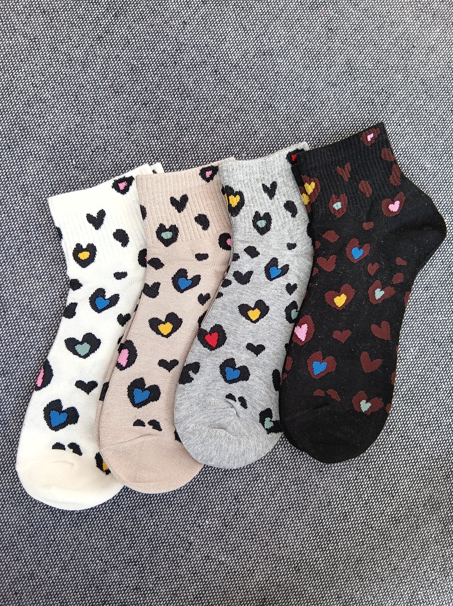 Paire de chaussettes beige en coton à motifs coeurs colorés