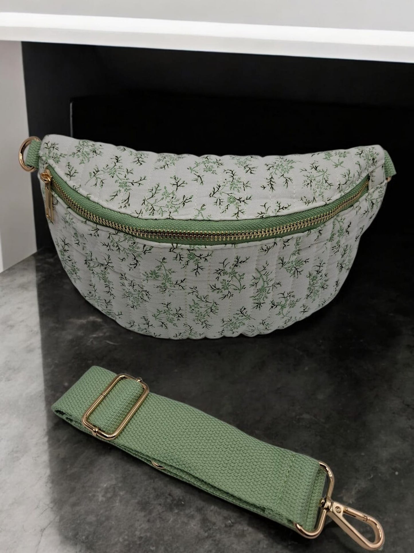 Sac banane en coton matelassé liberty blanc motif floral vert olive