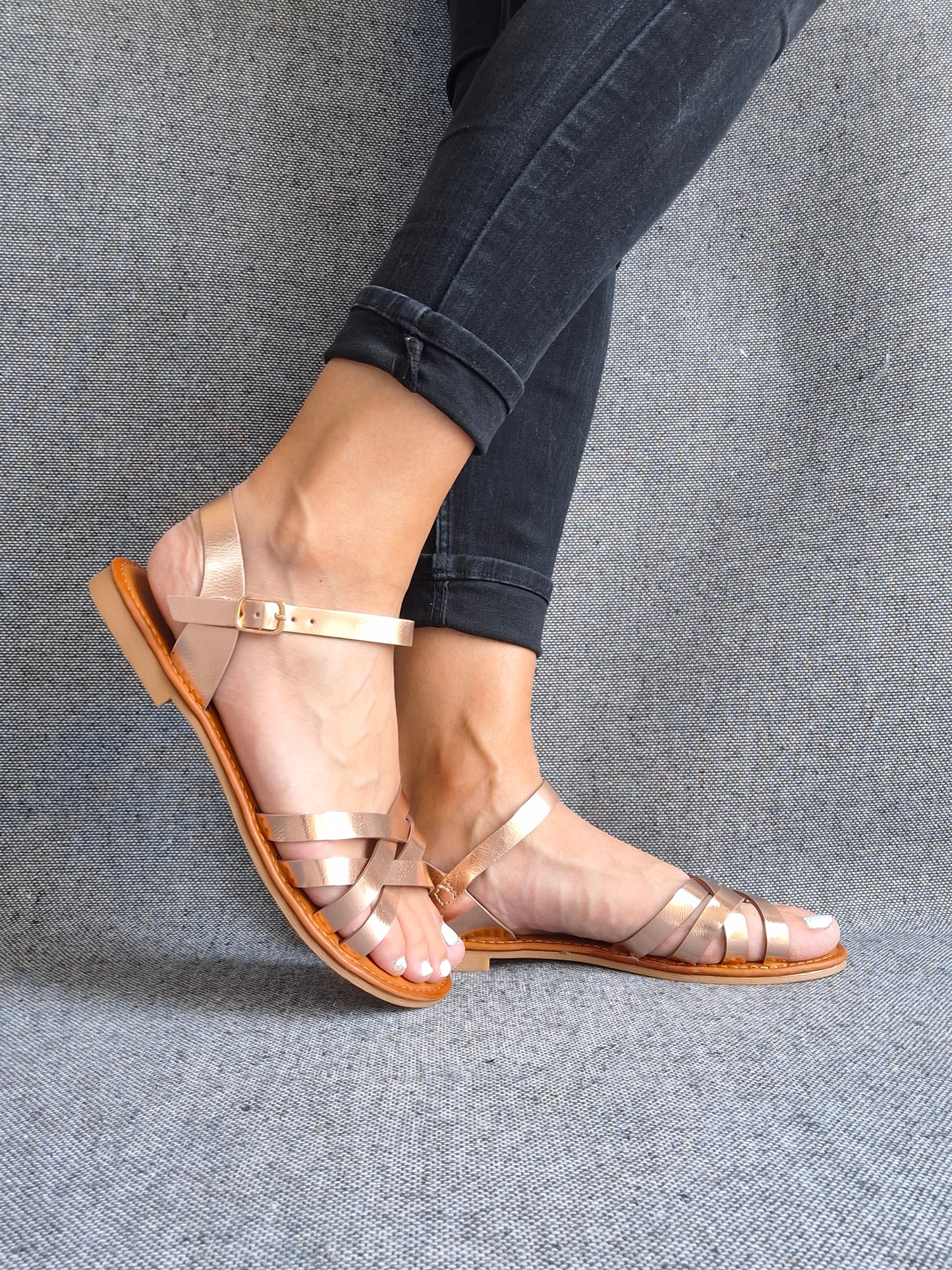 Chaussures sandales plates à brides entrecroisées doré rosé