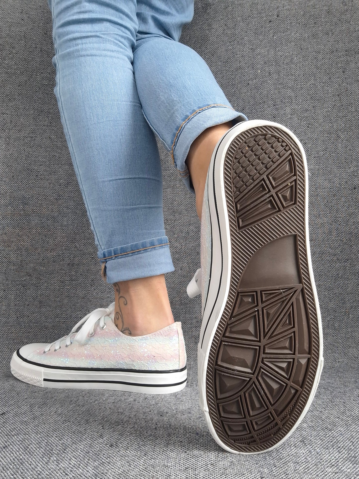 Chaussures baskets basses en tissu dentelé avec reflets irisés multicolores style converse