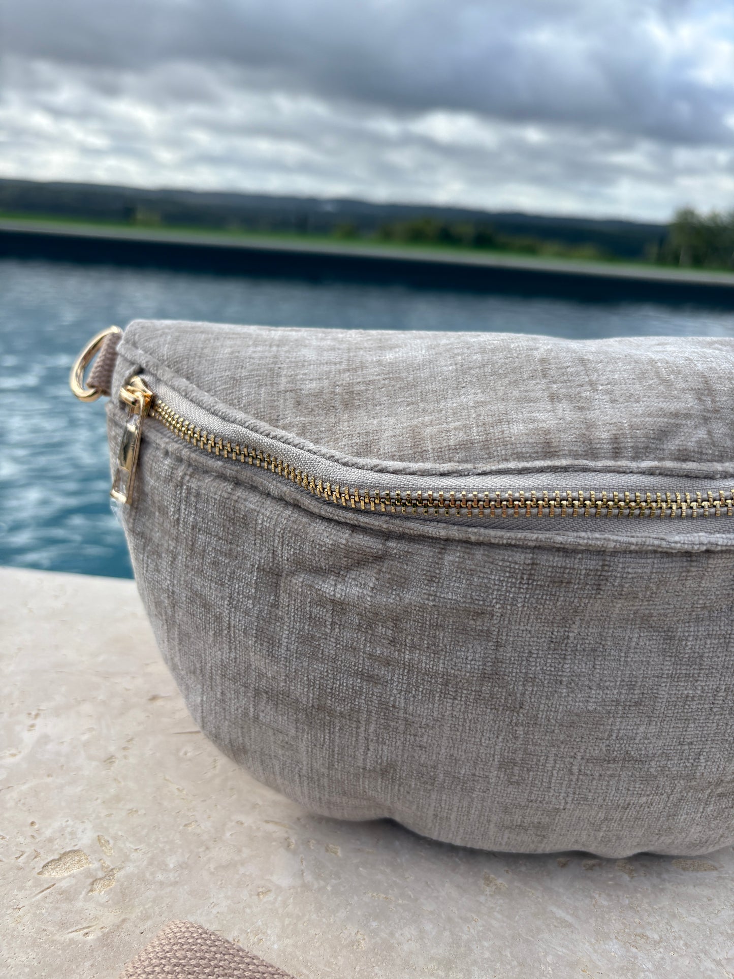 Sac banane en tissu velours texturé beige gris