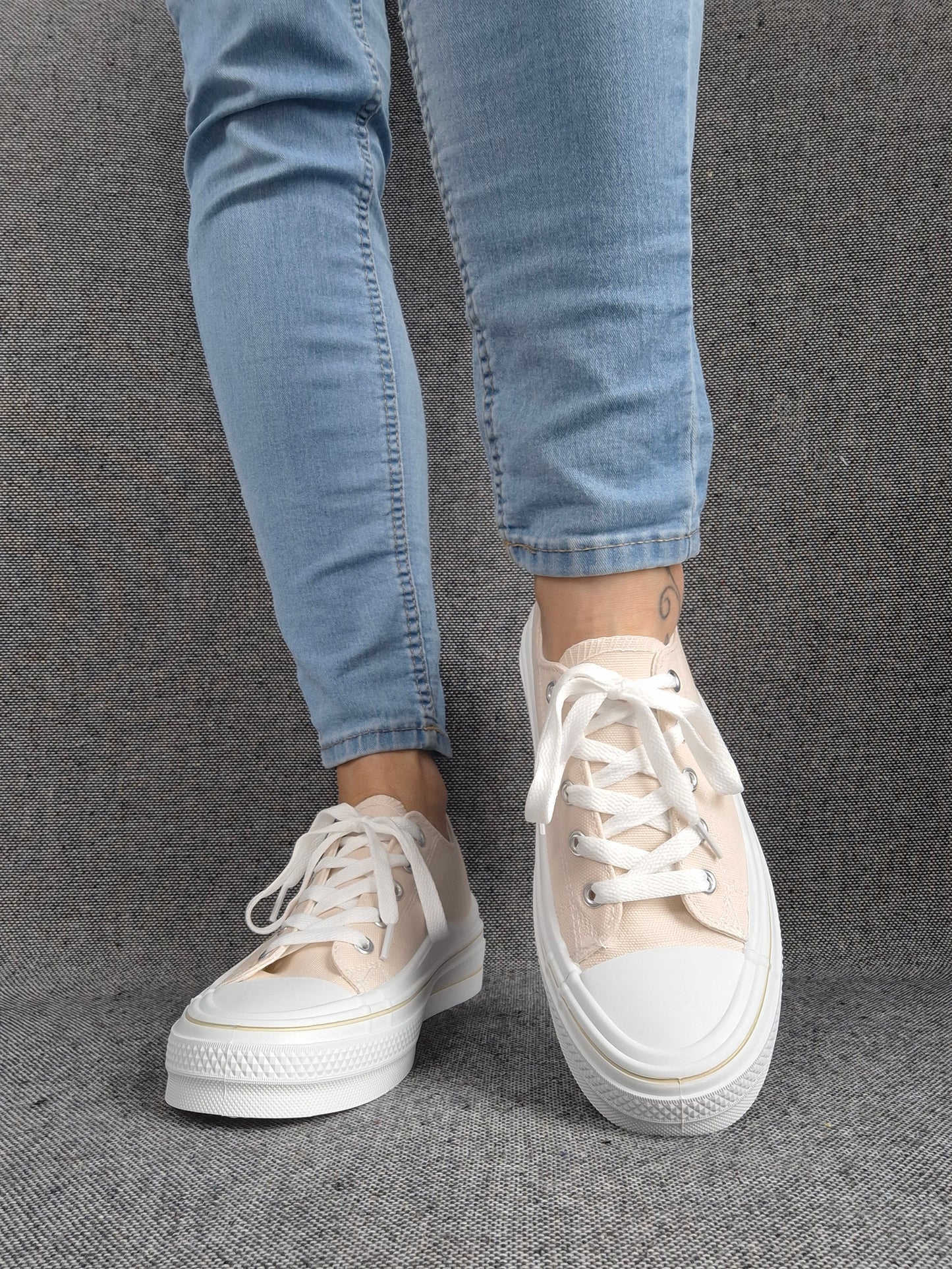 Chaussures baskets basses en tissu toile beige motifs coeurs rouge et noir