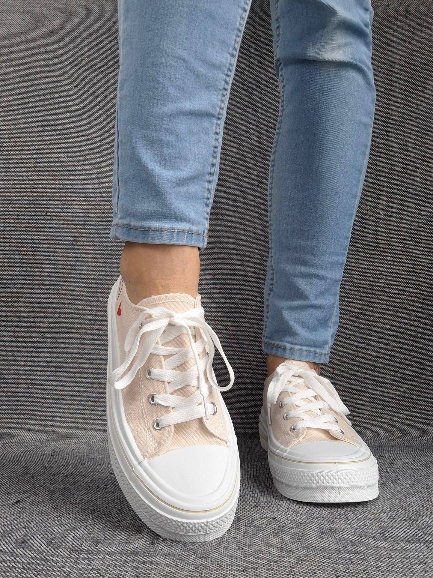 Chaussures baskets basses en tissu toile beige motifs coeurs rouge et noir