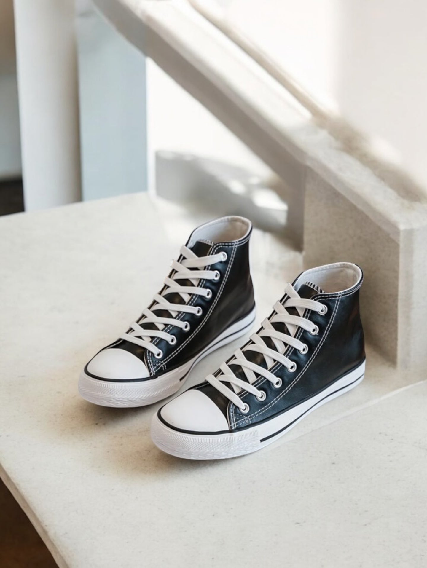Chaussures baskets hautes simili cuir noir style converse