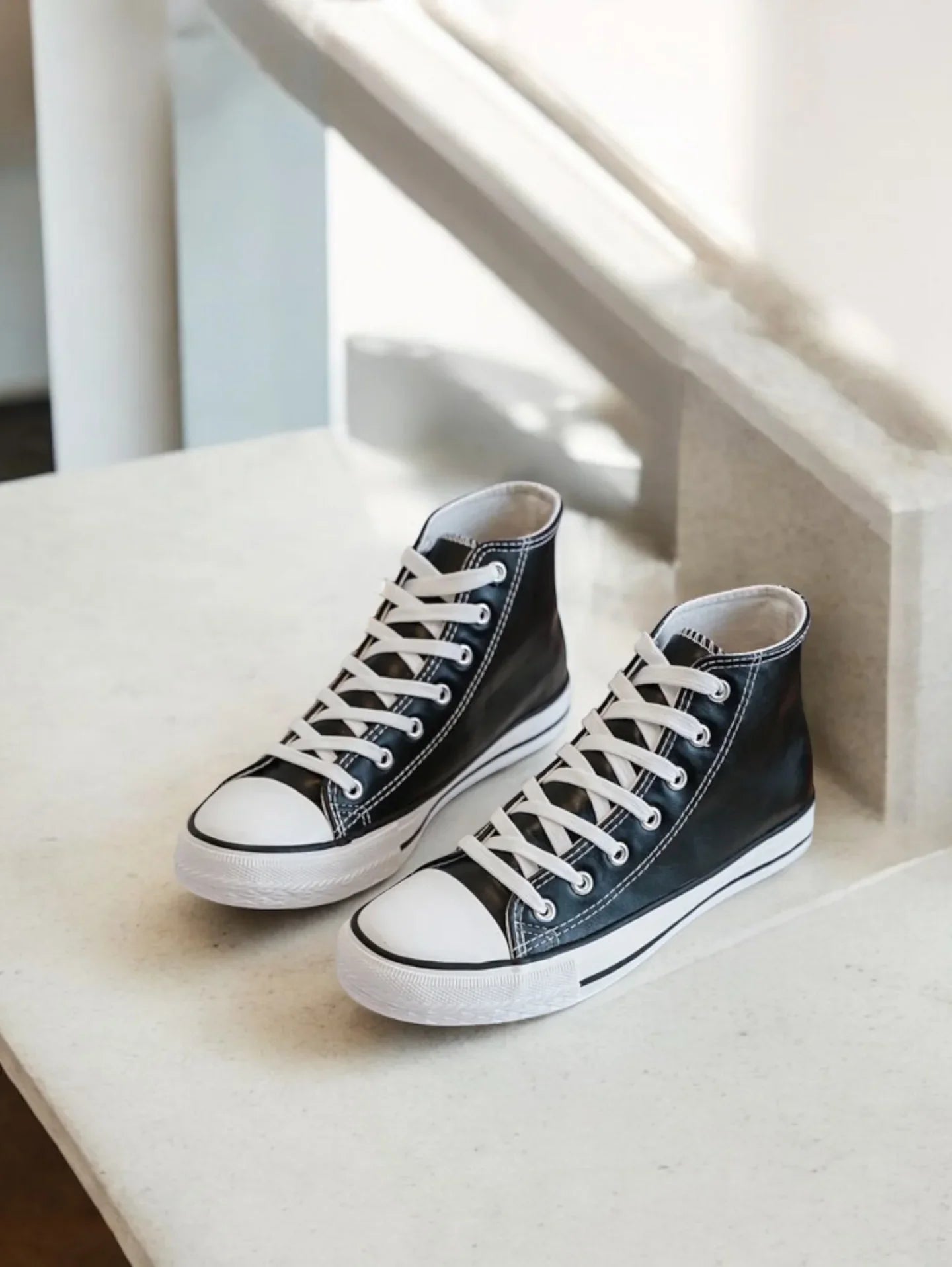 Chaussures baskets hautes simili cuir noir style converse