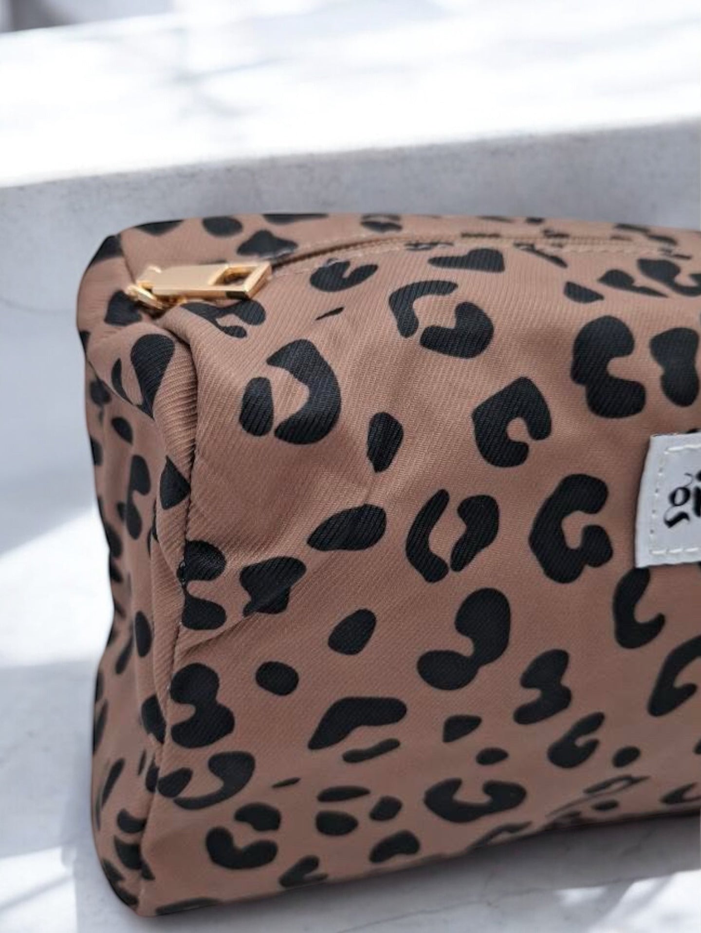 Pochette trousse en tissu imperméable marron motif léopard