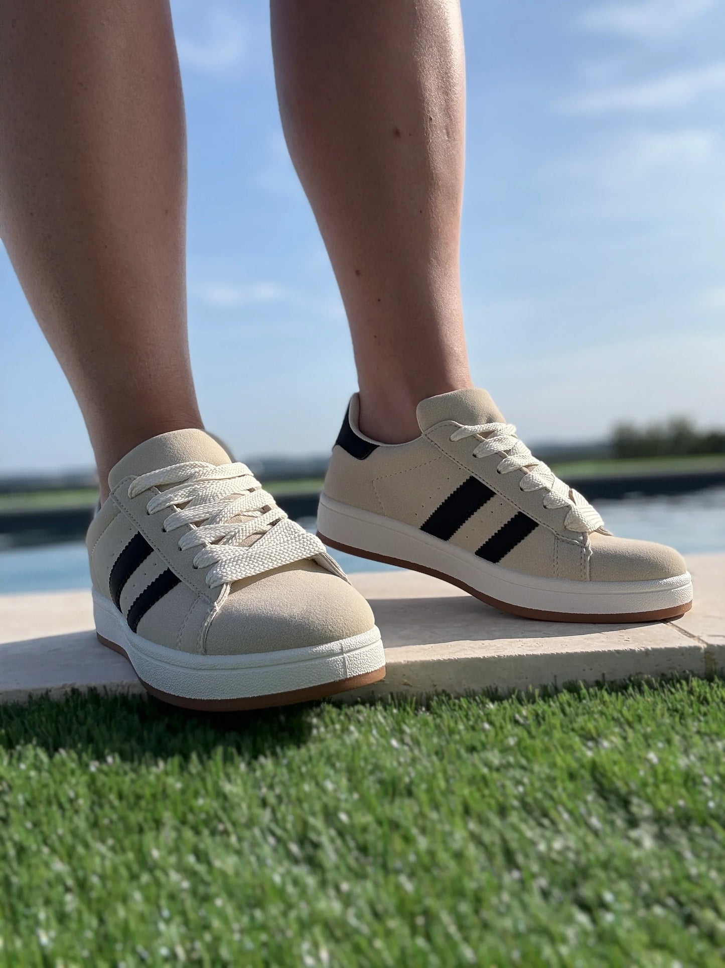 Chaussures baskets basses beige sable avec bandes noires style campus