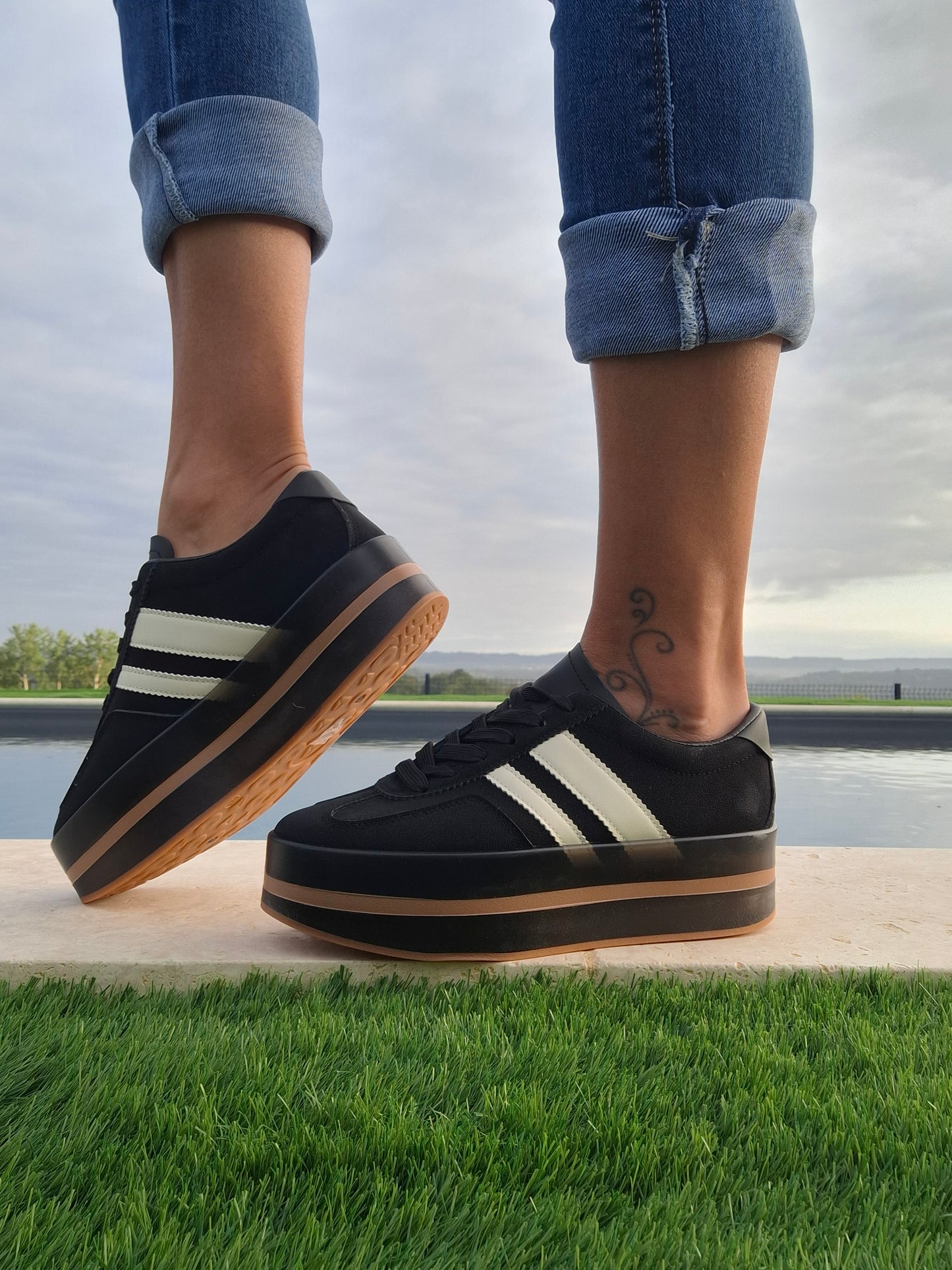 Chaussures baskets basses compensées noir avec bandes blanches style sneakers campus