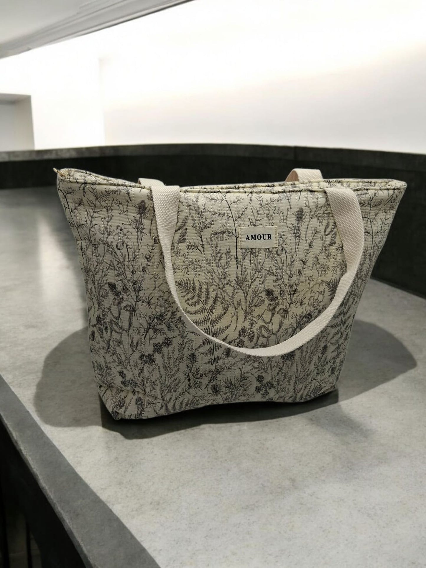 Sac cabas porté épaule blanc en coton liberty fleuri noir et creme