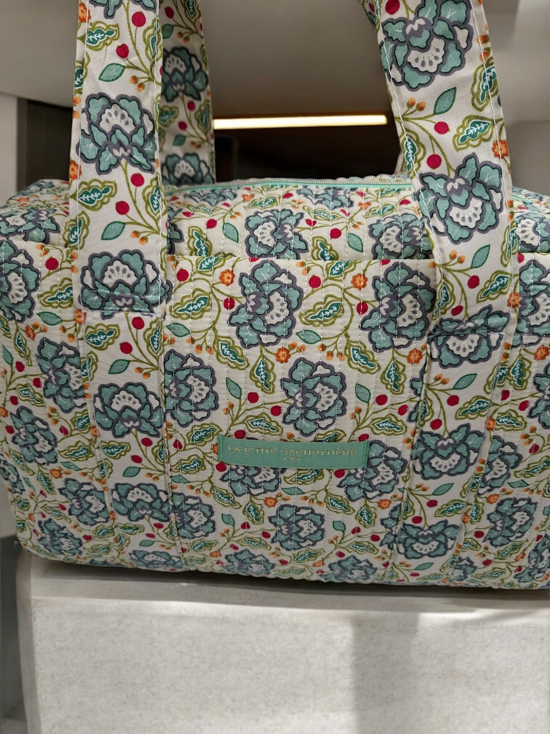 Sac week-end polochon en coton matelassé blanc liberty fleuri jaune et bleu