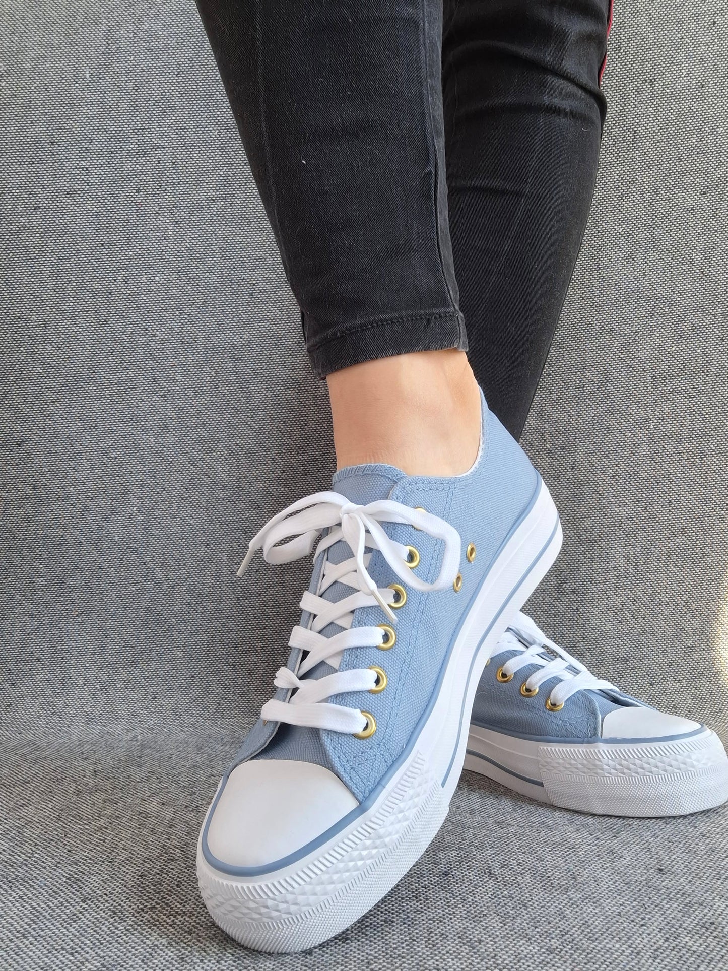 Chaussures baskets basses en toile bleu denim avec inscription “Amor” style converse