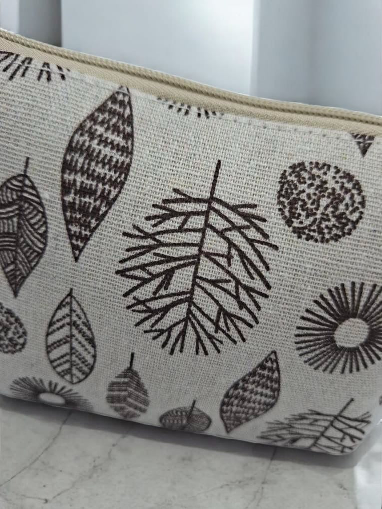 Trousse en coton blanche motifs de feuilles et de cercles en marron